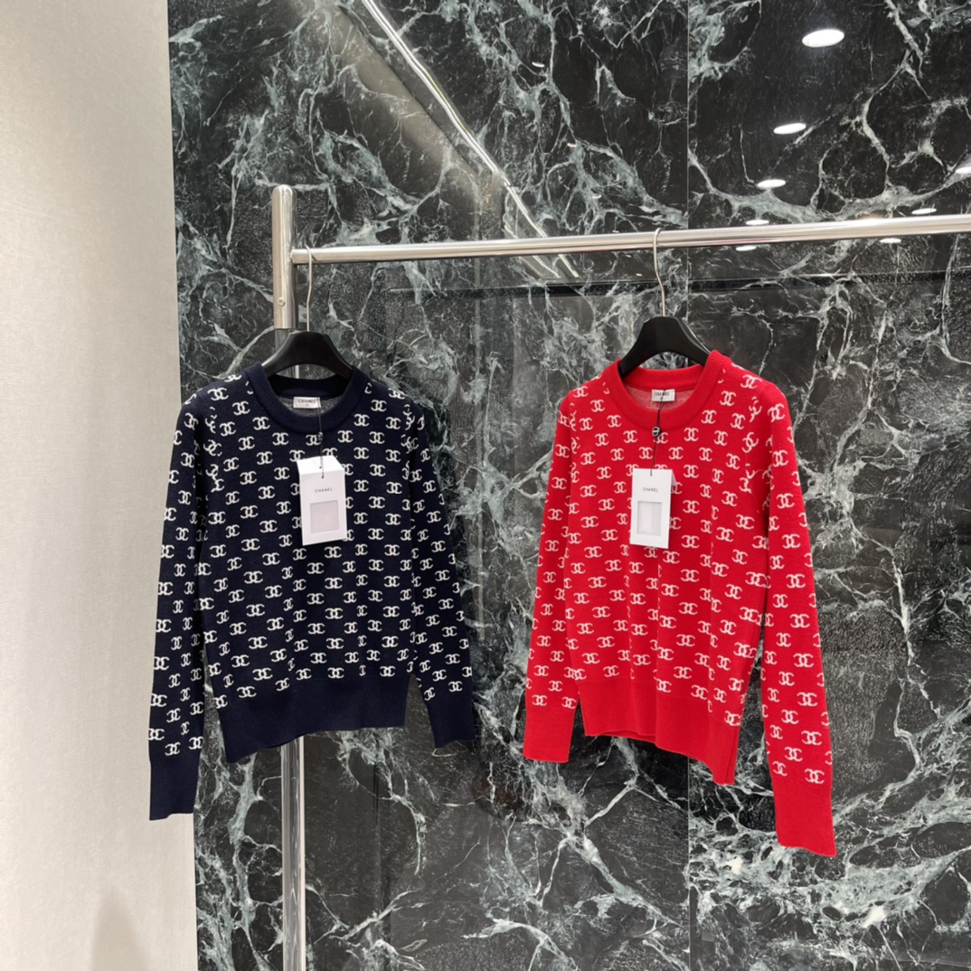 NO:702512,Xiaoxiang's 26 spring new style Double C jacquard sweater, classic double C logo, super recognizable! The round neck design is simple and elegant, easy to control in daily life or festivals. Red symbolizes enthusiasm and vitality, easy to create a fashionable look, whether in casual or formal occasions, you can show elegance! Two colors SML, Chanel-clothing, chanel,19860909小香 26春季新款 双C提花针织衫 经典双C标志 超有辨识度!圆领设计简约大方 日常或节日都能轻松驾驭 红色象征热情活力 轻松打造时尚造型 无论休闲还是正式场合,都能展现优雅气质!两个色SML,香奈儿-服装,chanel,,Women's clothing