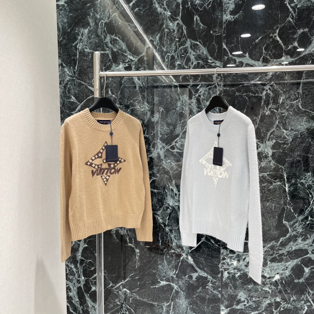 NO:689502,Louis 26 spring new jacquard embroidered sweater, classic embroidered presbyopia pattern, highly recognizable! The round neck design is simple and versatile, and can be easily used for daily commuting or leisure. The Monogram pattern is the iconic element of LV. It is full of fashion and looks great with jeans or casual pants. It is easy to get a high-end look. Two colors SML, Louis Vuitton-clothing, louis vuitton, louis vuitton, jeans, sweaters,19860909路易 26春季新款 提花刺绣毛衣 经典刺绣老花图案 辨识度超高! 圆领设计简约百搭 日常通勤或休闲都能轻松驾驭 Monogram图案是LV标志性元素 时尚感满满 搭配牛仔裤或休闲裤都很出彩 轻松get高级感穿搭.两个色SML,路易威登-服装,louis vuitton,louis vuitton,jeans,sweaters,,Women's clothing