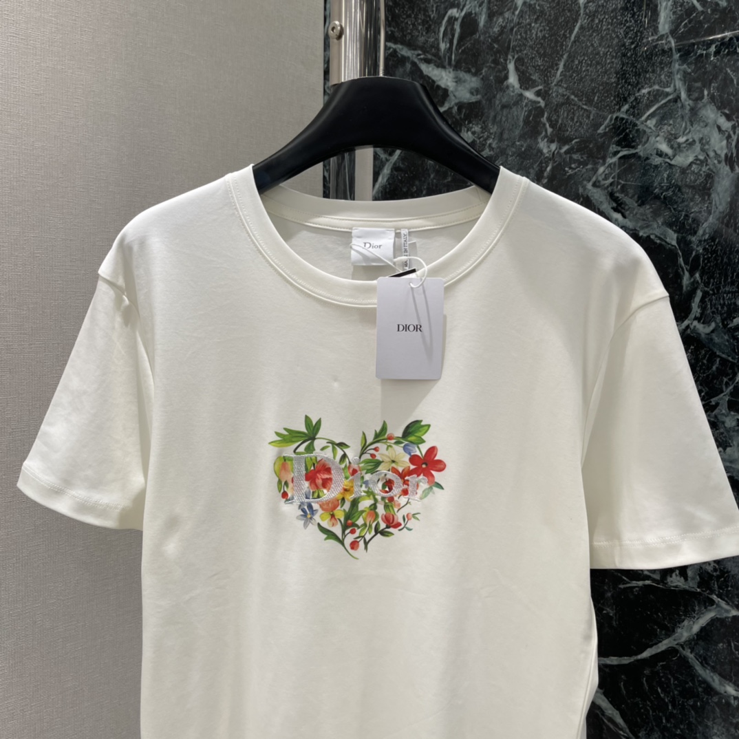Ｄ家 26春季新款 花卉印花短袖T恤 正面心形花卉图案色彩鲜艳艺术感满满 辨识度超高 随便配牛仔裤或休闲