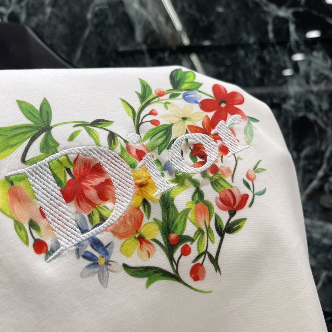 Ｄ家 26春季新款 花卉印花短袖T恤 正面心形花卉图案色彩鲜艳艺术感满满 辨识度超高 随便配牛仔裤或休闲