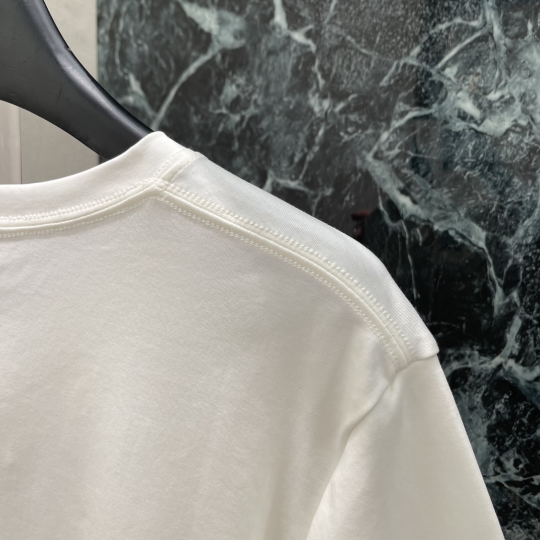 Ｄ家 26春季新款 花卉印花短袖T恤 正面心形花卉图案色彩鲜艳艺术感满满 辨识度超高 随便配牛仔裤或休闲