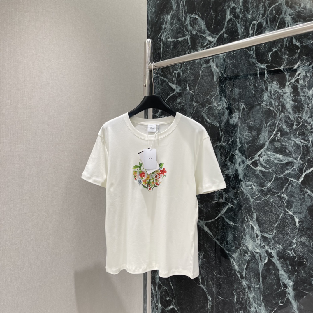 NO:689524,Ｄ家 26 new spring style floral print short-sleeved T-shirt. The heart-shaped flower pattern on the front is brightly colored and full of artistic sense. It is highly recognizable. It looks great with jeans or casual pants. It can be easily managed for daily leisure and vacation. It is comfortable and brand-conscious. It is a must-have for fashionable girls! One color SML, Dior-clothing, dior, jeans, T-shirt, tees, t-shirt,19860909Ｄ家 26春季新款 花卉印花短袖T恤 正面心形花卉图案色彩鲜艳艺术感满满 辨识度超高 随便配牛仔裤或休闲裤都很出彩~日常休闲,度假都能轻松驾驭,舒适又有品牌感,时髦女孩必备!一个色SML,迪奥-服装,dior,jeans,T-shirt,tees，t-shirt,,Women's clothing