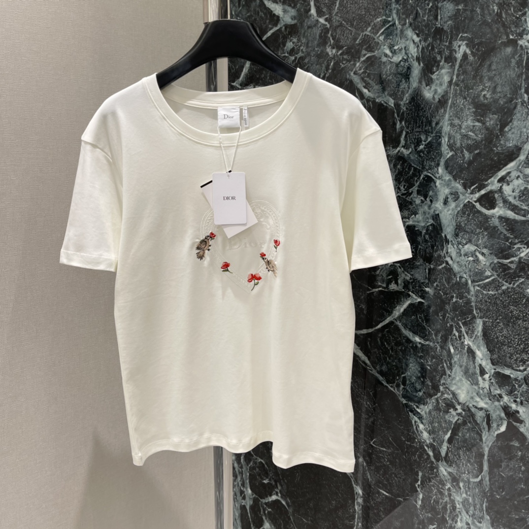 Ｄ家 26春季新款 刺绣短袖T恤 胸前精致花卉刺绣 细节满分 优雅又有艺术感 圆领正肩设计 修饰肩部线条