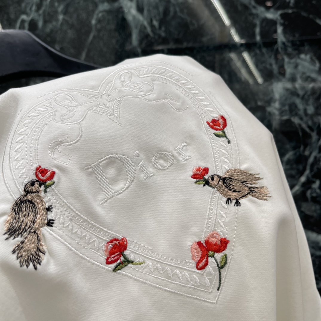 Ｄ家 26春季新款 刺绣短袖T恤 胸前精致花卉刺绣 细节满分 优雅又有艺术感 圆领正肩设计 修饰肩部线条