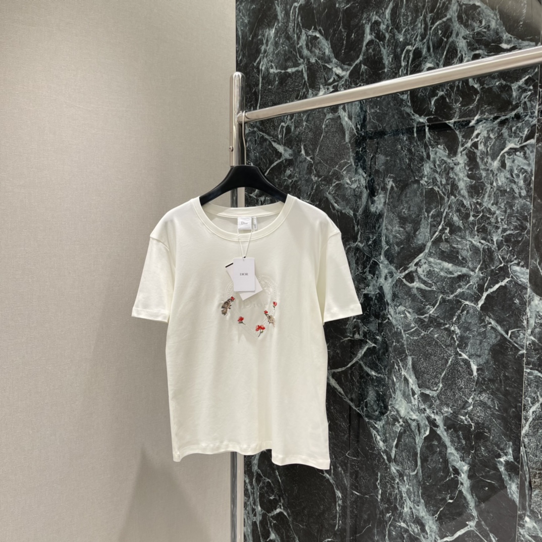 NO:689522,Ｄ家 26 new spring style embroidered short-sleeved T-shirt with exquisite floral embroidery on the chest, full of details, elegant and artistic, round neck and shoulder design, modified shoulder lines, slim and versatile, can be easily managed for daily commuting and leisure, looks great with jeans or skirts, easy to get a high-end look! One color SML, Dior-clothing, dior, skirts, jeans, T-shirt, tees, t-shirt,19860909Ｄ家 26春季新款 刺绣短袖T恤 胸前精致花卉刺绣 细节满分 优雅又有艺术感 圆领正肩设计 修饰肩部线条 显瘦又百搭 日常通勤休闲都能轻松驾驭 搭配牛仔裤或半身裙都很出彩 轻松get高级感穿搭!一个色SML,迪奥-服装,dior,skirts,jeans,T-shirt,tees，t-shirt,,Women's clothing