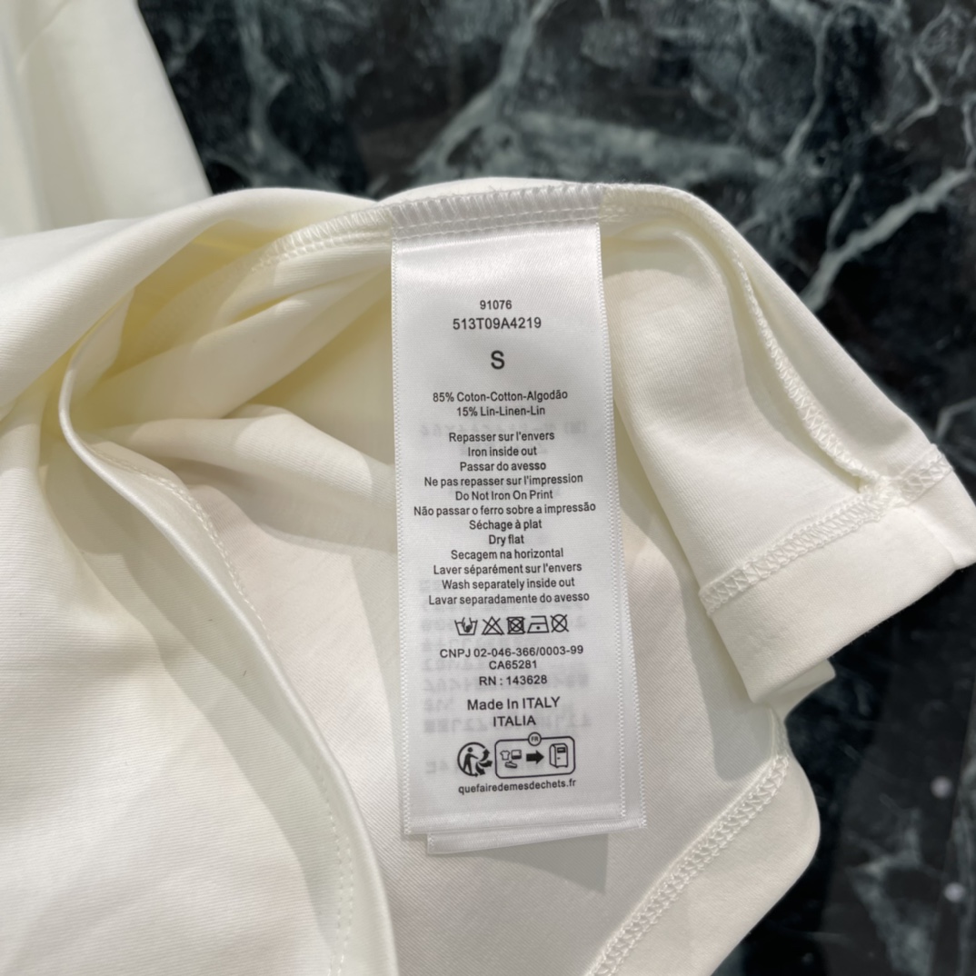 Ｄ家 26春季新款 刺绣短袖T恤 胸前精致花卉刺绣 细节满分 优雅又有艺术感 圆领正肩设计 修饰肩部线条