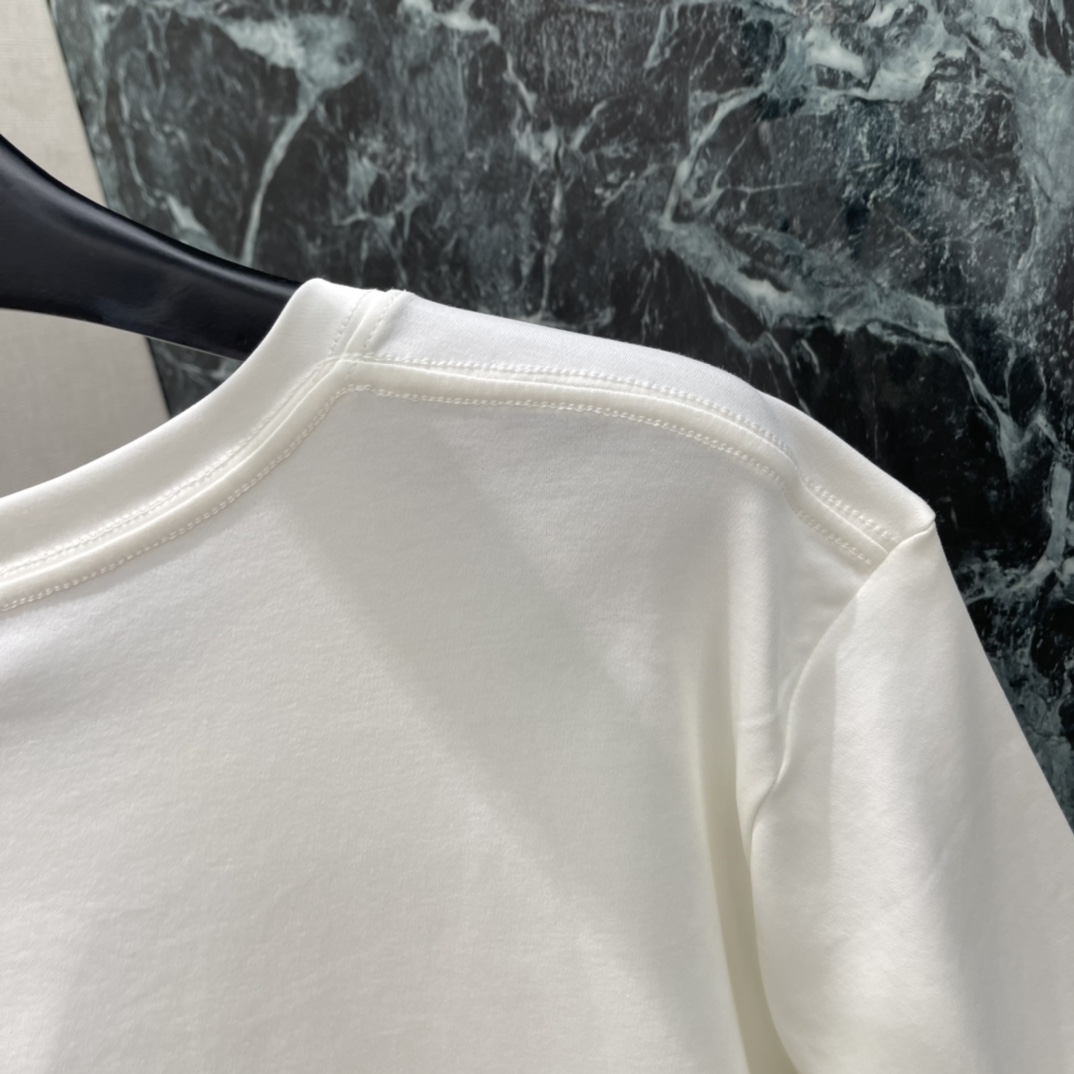 Ｄ家 26春季新款 刺绣短袖T恤 胸前精致花卉刺绣 细节满分 优雅又有艺术感 圆领正肩设计 修饰肩部线条