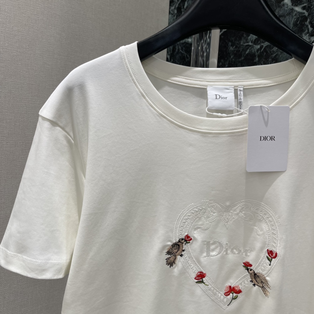 Ｄ家 26春季新款 刺绣短袖T恤 胸前精致花卉刺绣 细节满分 优雅又有艺术感 圆领正肩设计 修饰肩部线条