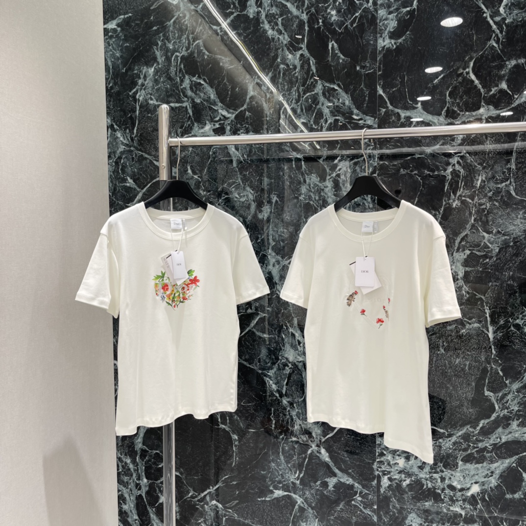 Ｄ家 26春季新款 刺绣短袖T恤 胸前精致花卉刺绣 细节满分 优雅又有艺术感 圆领正肩设计 修饰肩部线条