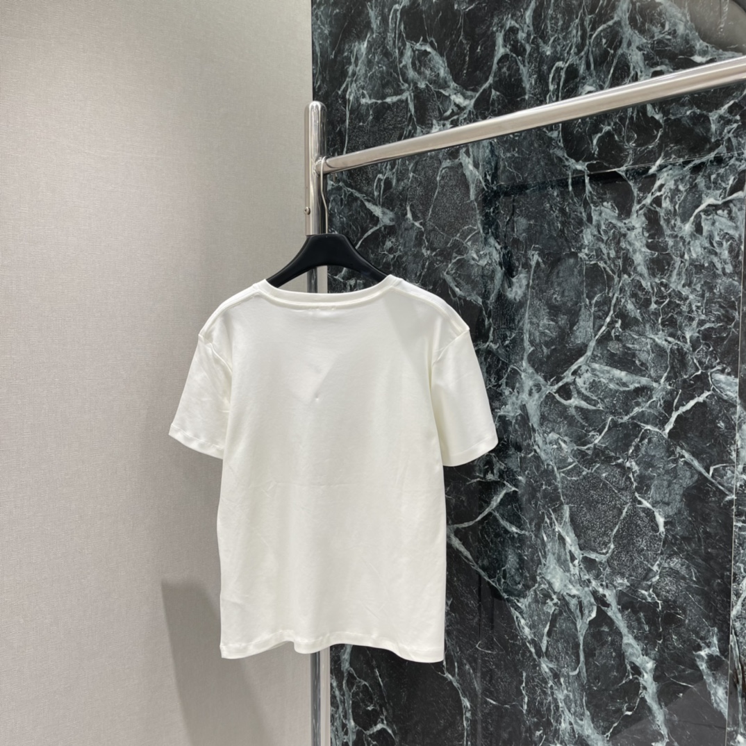 Ｄ家 26春季新款 刺绣短袖T恤 胸前精致花卉刺绣 细节满分 优雅又有艺术感 圆领正肩设计 修饰肩部线条