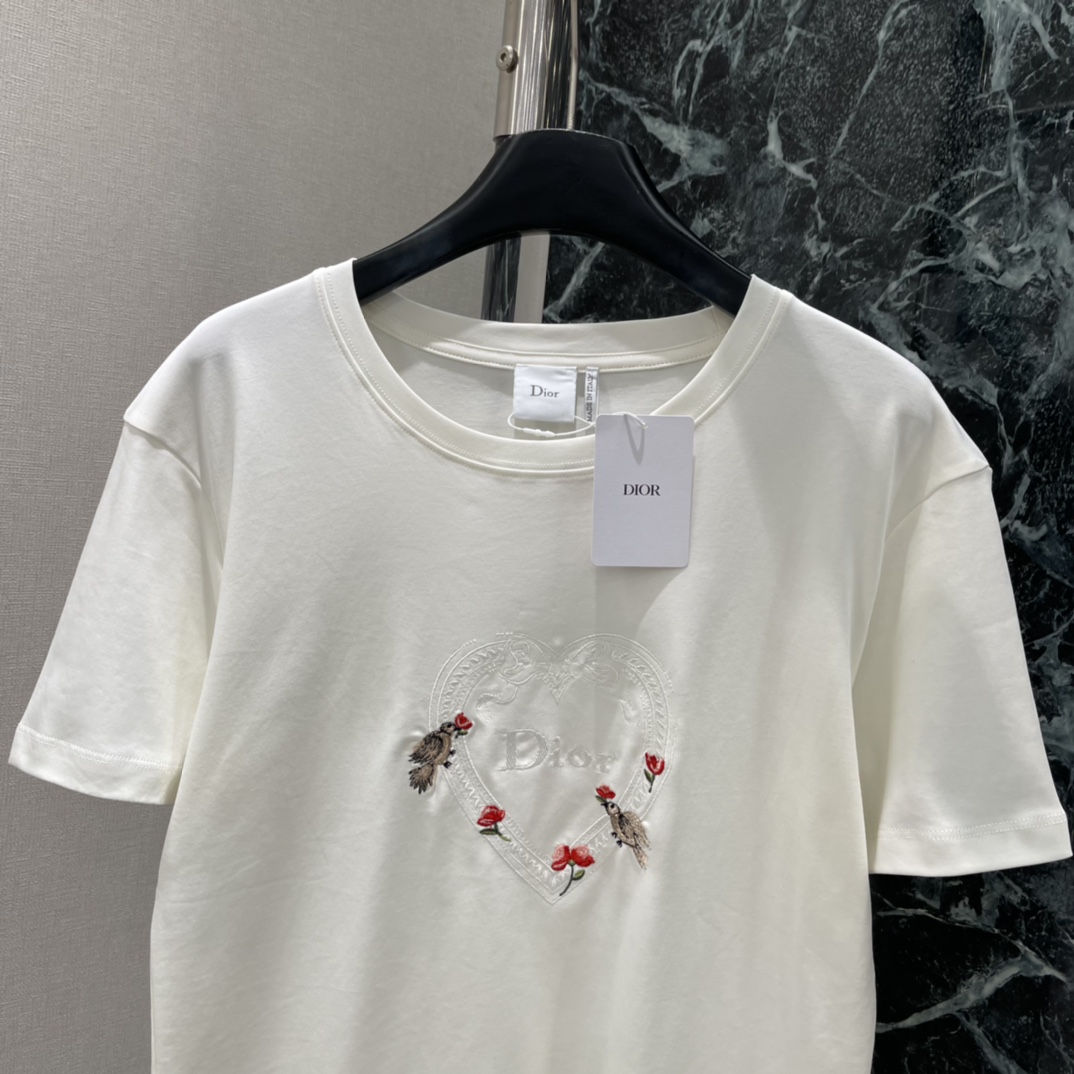 Ｄ家 26春季新款 刺绣短袖T恤 胸前精致花卉刺绣 细节满分 优雅又有艺术感 圆领正肩设计 修饰肩部线条