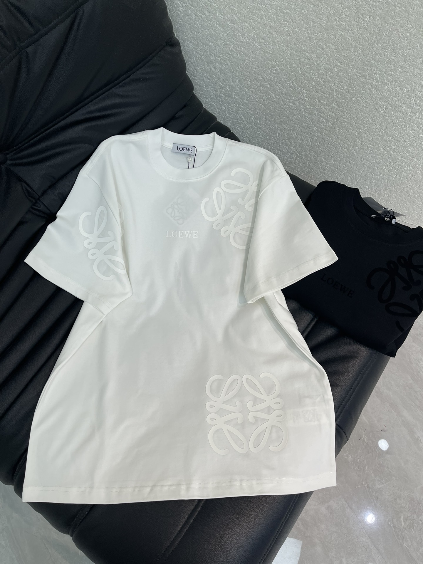 NO:708179,Loew*26's new logo embossed large LOGO short-sleeved T-shirt. This printed short-sleeved T-shirt is made of high-weight pure cotton fabric, soft and breathable. The body has brand logo letters and printed logos. It is full of three-dimensionality and has exquisite details. Simple round neck + loose fit, it can be easily managed in daily casual or light luxury style. Same style for men and women!  S-XL A,,loewe,T-shirt,tees,t-shirt,19860909Loew*26新款标识压印大LOGO短袖T恤.这款印花短袖T恤,采用高克重纯棉面料,柔软透气,衣身有品牌标志字母和印花logo,立体感满满,细节精致.简约圆领+宽松版型,日常休闲或轻奢风都能轻松驾驭.男女同款！S-XL A,,loewe,T-shirt,tees，t-shirt,,Women's clothing