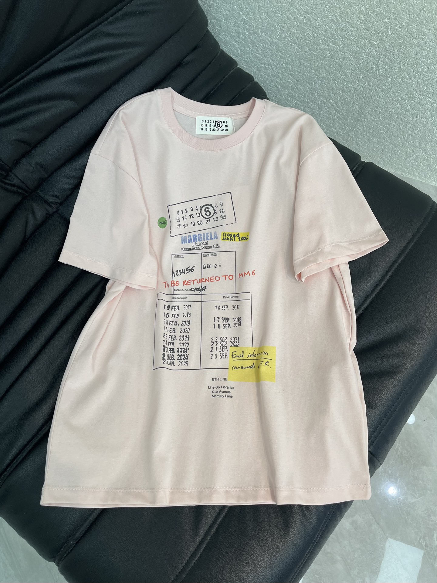 NO:697331,MM6*26 new spring and summer round neck printed logo short-sleeved T-shirt. Customized YB twill cotton material, stylish texture, comfortable to wear, loose round neck shirt cut, this cherry blossom pink print is too sweet and cool!  The tender pink tone is gentle and white, the bill-type print on the front is full of art and design, the loose fit hides flesh and is casual, the soft fabric is skin-friendly and breathable, you can wear it with overalls or denim skirts to create a street style full of personality, a perfect eye-catcher. SML, masion margiela, skirts, T-shirt, tees, t-shirt,19860909MM6*26春夏新款圆领印花徽标短袖T恤.定制YB斜纹全棉材质,质感有型,穿搭舒适,宽松圆领恤剪裁,这款樱花粉印花也太戳甜酷风了！嫩乎乎的粉调温柔又显白,正面的票据式印花充满艺术感和设计感,宽松的版型藏肉又随性,柔软的面料亲肤又透气,搭工装裤或牛仔裙都能穿出个性满满的街头范儿,妥妥的吸睛利器.SML,,masion margiela,skirts,T-shirt,tees，t-shirt,,Women's clothing