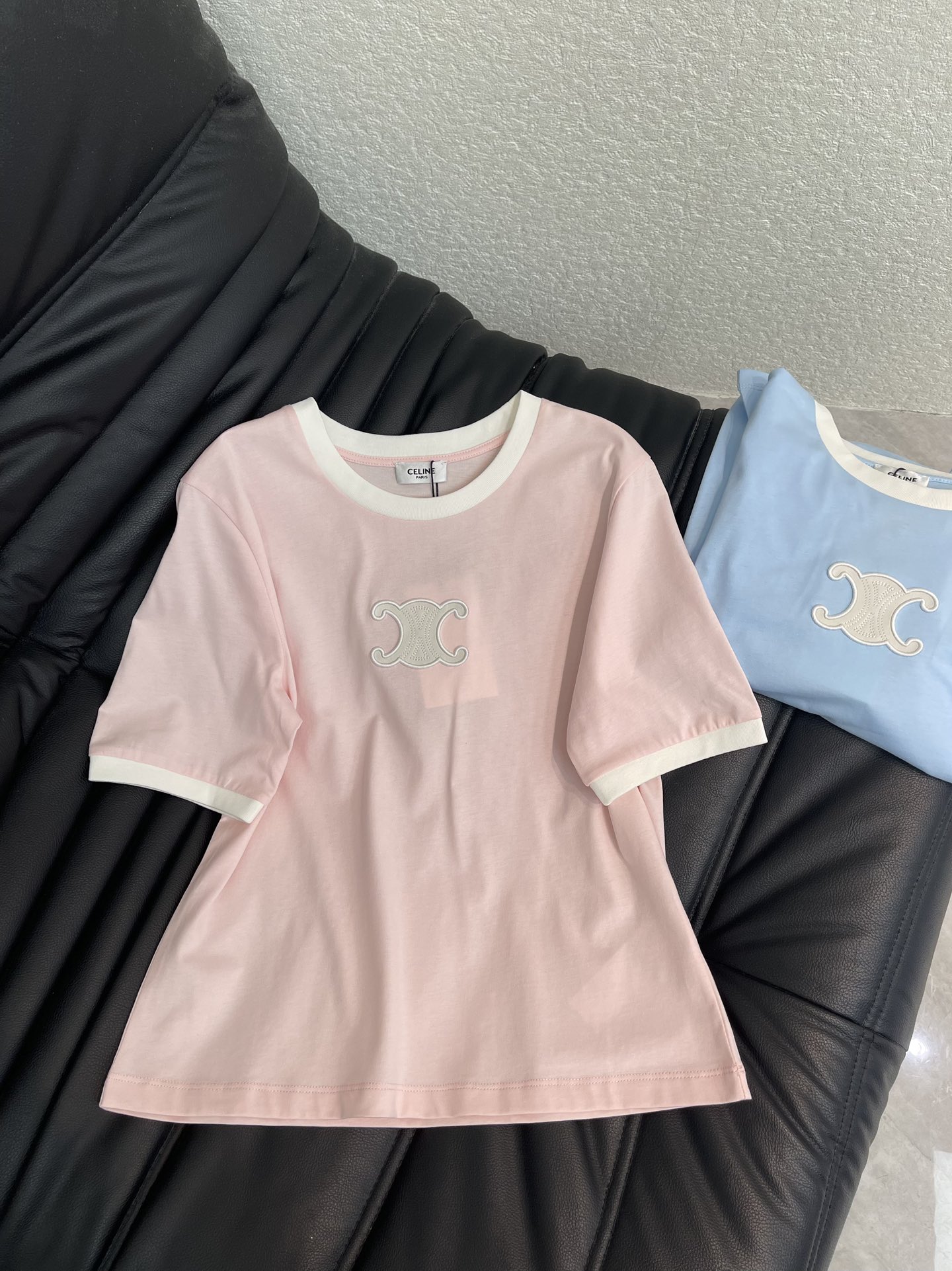 NO:697335,Celin*26 new spring and summer short style contrasting color round neck Arc de Triomphe short-sleeved T-shirt. Customized YB mercerized cotton material, soft and skin-friendly, comfortable and stylish, short shirt style, the collar and cuffs are echoed with threaded edges, the contrasting color shirt is so fresh!  The creamy color tone brings a refreshing feeling. The white contrasting design on the collar and cuffs is simple and playful. The leather Arc de Triomphe on the chest shows off the texture in a low-key manner. The short version can easily raise the waistline. It looks great with jeans or skirts. It is a perfect item for sweet girls. SML A,,celine,skirts,jeans,T-shirt,tees,t-shirt,19860909Celin*26春夏新款短款撞色圆领凯旋门短袖T恤.定制YB丝光全棉材质,柔软亲肤,舒适有型,短款恤版型,领口与袖口呼应以螺纹包边,撞色恤也太清新了！奶fufu的色调自带清爽感,领口和袖口的白色撞边设计简约又俏皮,胸口的皮革凯旋门低调彰显质感,短款版型还能轻松拉高腰线,搭牛仔裤或半身裙都超有元气,妥妥的甜妹本命单品.SML A,,celine,skirts,jeans,T-shirt,tees，t-shirt,,Women's clothing