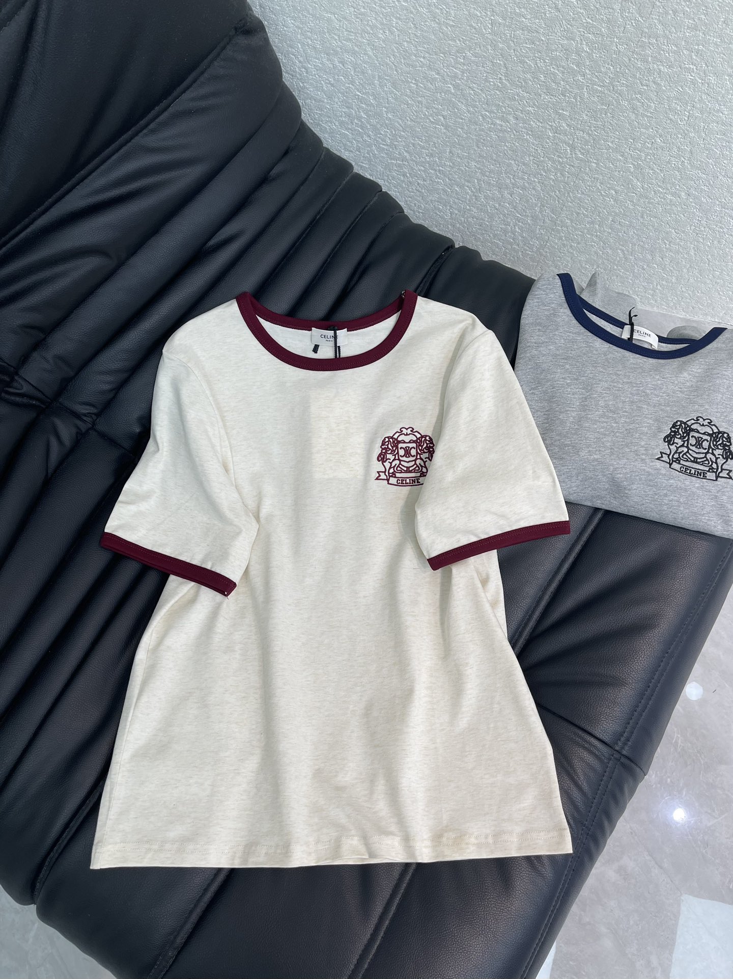 NO:708175,Celin*26 new contrasting color lion embroidery short-sleeved T-shirt, exquisite version makes the upper body slimmer!  Customized latest letter embroidery, low-key luxury!  Fashionable must-have items to unlock all outfits!  Look for our quality!  The classic items are fashionable and high-end, and the classic styles are versatile and easy to match!  Gray/Apricot SML A,,celine,T-shirt,tees,t-shirt,19860909Celin*26新品撞色狮子刺绣短袖T恤 精致版型上身巨显瘦！ 定制最新字母刺绣 低调奢华！ 时髦精必备单品解锁所有穿搭！ 认准我家品质！经典单品时髦又高级 经典版型百搭不挑人！ 灰色/杏色 SML A,,celine,T-shirt,tees，t-shirt,,Women's clothing