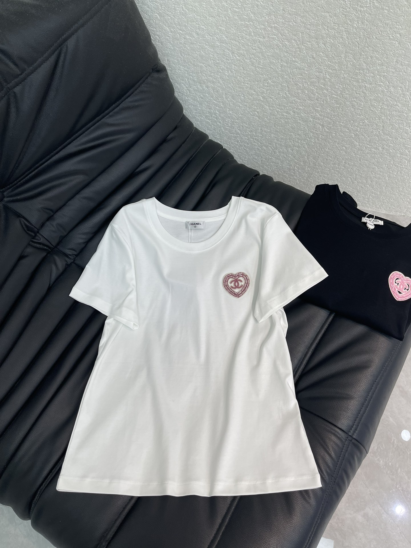 NO:697694,Chane*26 new spring and summer love patch embroidered short-sleeved T-shirt Mercerized cotton fabric High-density fashionable sports style Every daily wear Playful and age-reducing design elements full of vitality High quality Size SML, chanel, T-shirt, tees, t-shirt,19860909Chane*26春夏新款爱心贴布刺绣短袖T恤 丝光棉面料 高密度时髦运动风 每个日常的穿搭 俏皮减龄充满元气的设计元素 高品质 尺码SML,,chanel,T-shirt,tees，t-shirt,,Women's clothing