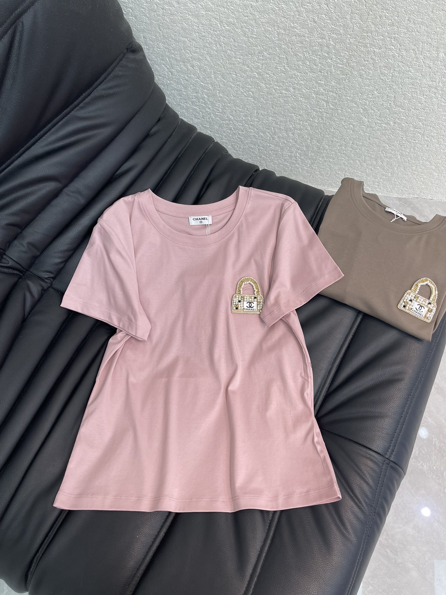 NO:697686,Chane*26 new spring and summer diamond bag patch embroidered short-sleeved T-shirt Mercerized cotton fabric High-density fashionable sports style Every daily wear Playful and age-reducing design elements full of vitality High quality Size SML A,,chanel,T-shirt,tees,t-shirt,19860909Chane*26春夏新款镶钻小包包贴布刺绣短袖T恤 丝光棉面料 高密度时髦运动风 每个日常的穿搭 俏皮减龄充满元气的设计元素 高品质 尺码SML A,,chanel,T-shirt,tees，t-shirt,,Women's clothing