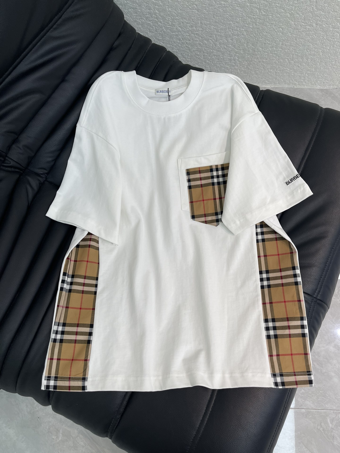 NO:708169,Burberr*26 new plaid splicing pocket short-sleeved T-shirt. Made of high-weight pure cotton, soft and breathable. Classic plaid splicing design, full of British style! Loose fit, comfortable and fashionable, can be easily used for daily leisure or light business. Same style for men and women!  S-XL A,,burberry,T-shirt,tees,t-shirt,19860909Burberr*26新款格纹拼接口袋短袖T恤.高克重纯棉材质,柔软透气.经典格纹拼接设计,英伦风满满!宽松版型,舒适又时髦,日常休闲或轻商务都能轻松驾驭.男女同款！S-XL A,,burberry,T-shirt,tees，t-shirt,,Women's clothing