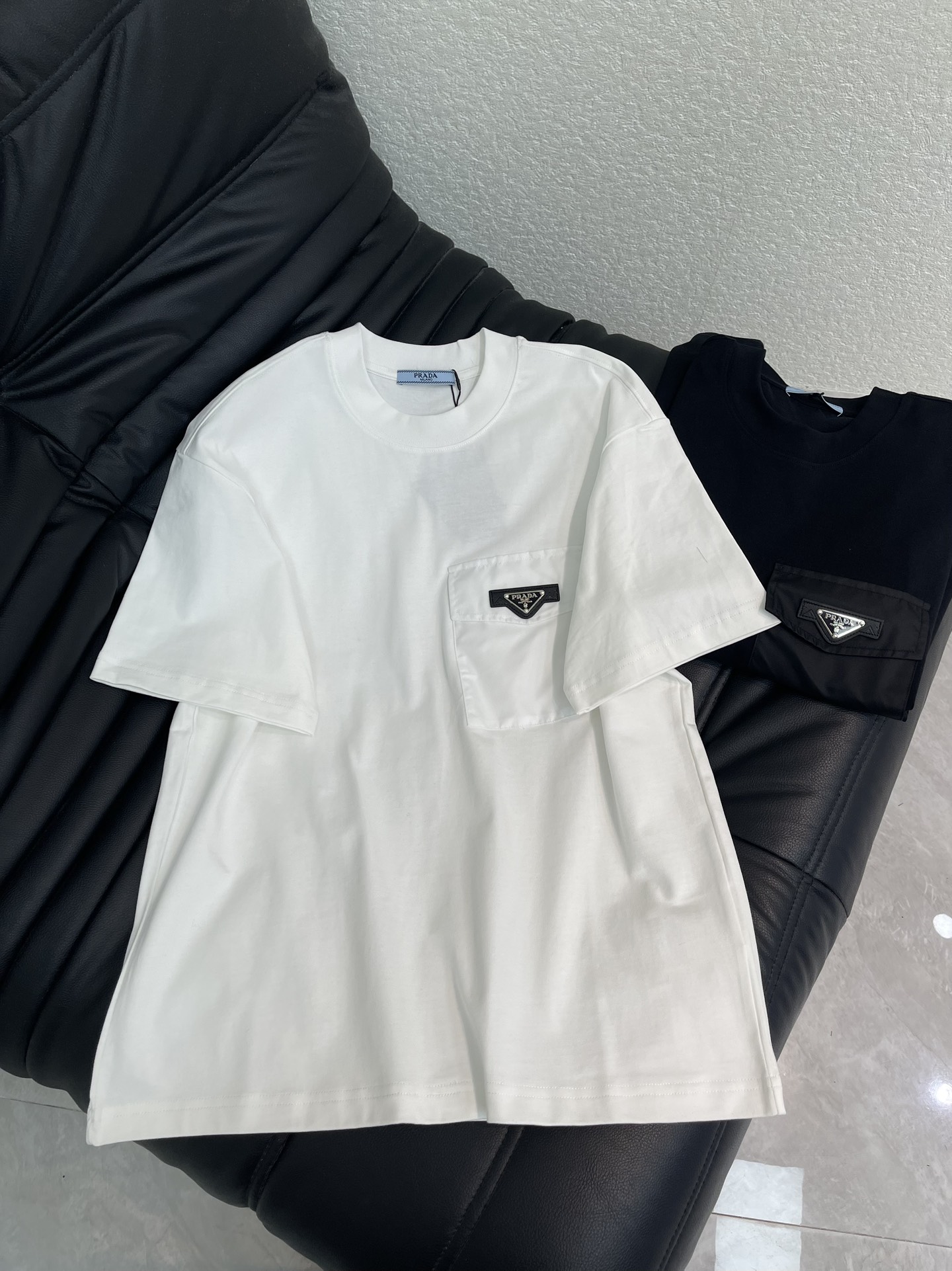 NO:708167,Prad*26 new triangular logo spliced ​​nylon pocket short-sleeved T-shirt. Round neck design + high-quality pure cotton, breathable and comfortable, perfect for summer! Three-dimensional classic triangle logo spliced ​​pockets on the chest, with a retro and old feel, perfect recognition, can be easily used for daily outings and parties, low-key and textured, it is a must-have item for light luxury wear! Same style for men and women!  S-XL A,,prada,T-shirt,tees,t-shirt,19860909Prad*26新款三角标拼接尼龙口袋短袖T恤.圆领设计+高品质纯棉棉料,透气又舒适,夏天穿超合适!胸前立体经典三角标拼接口袋,自带复古做旧感,辨识度满分,日常出街,聚会都能轻松驾驭,低调又有质感,是轻奢穿搭必备单品!男女同款！S-XL A,,prada,T-shirt,tees，t-shirt,,Women's clothing