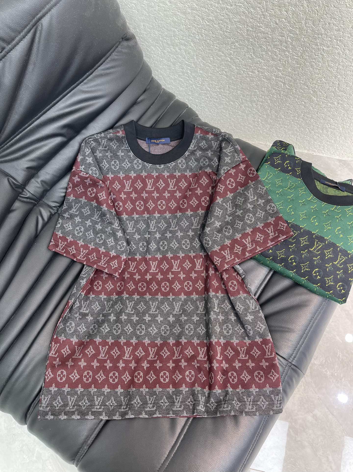 NO:708183,Louis Vuitto*26 new all-over contrast jacquard large stripe embroidered round neck short-sleeved T-shirt!  Designed to be a one-piece fit. Made of high-gram, heavy-washed pure cotton, pure cotton is breathable, very refreshing and comfortable for daily wear. The rib knitting on the neckline is smooth and tight, and the neckline will not be skewed when you toss it around. The loose version, you will find that it really looks good on the upper body. The overall is minimalist and neat, super versatile for daily use!  Pair it casually with one to give you a youthful look. One piece will make you crazy about your outfit. It is a fashionable item that can never go wrong!  Same style for men and women!  S-XL A,,louis vuitton,T-shirt,tees,t-shirt,19860909Louis Vuitto*26新款满身撞色提花大条纹刺绣圆领短袖T恤！寄予一身打造.高克重洗水纯棉质面料,纯棉透气,日常穿着非常清爽穿感舒适,领口的罗纹针织平整紧密,随意折腾都不会领口歪斜,宽松版型,上身你就会发现真的好好看,整体极简利落,超级日常百搭！随随便便搭配一条就是青春的样子,一件就能为你的穿搭疯狂,绝不会出错的时髦单品！男女同款！S-XL A,,louis vuitton,T-shirt,tees，t-shirt,,Women's clothing