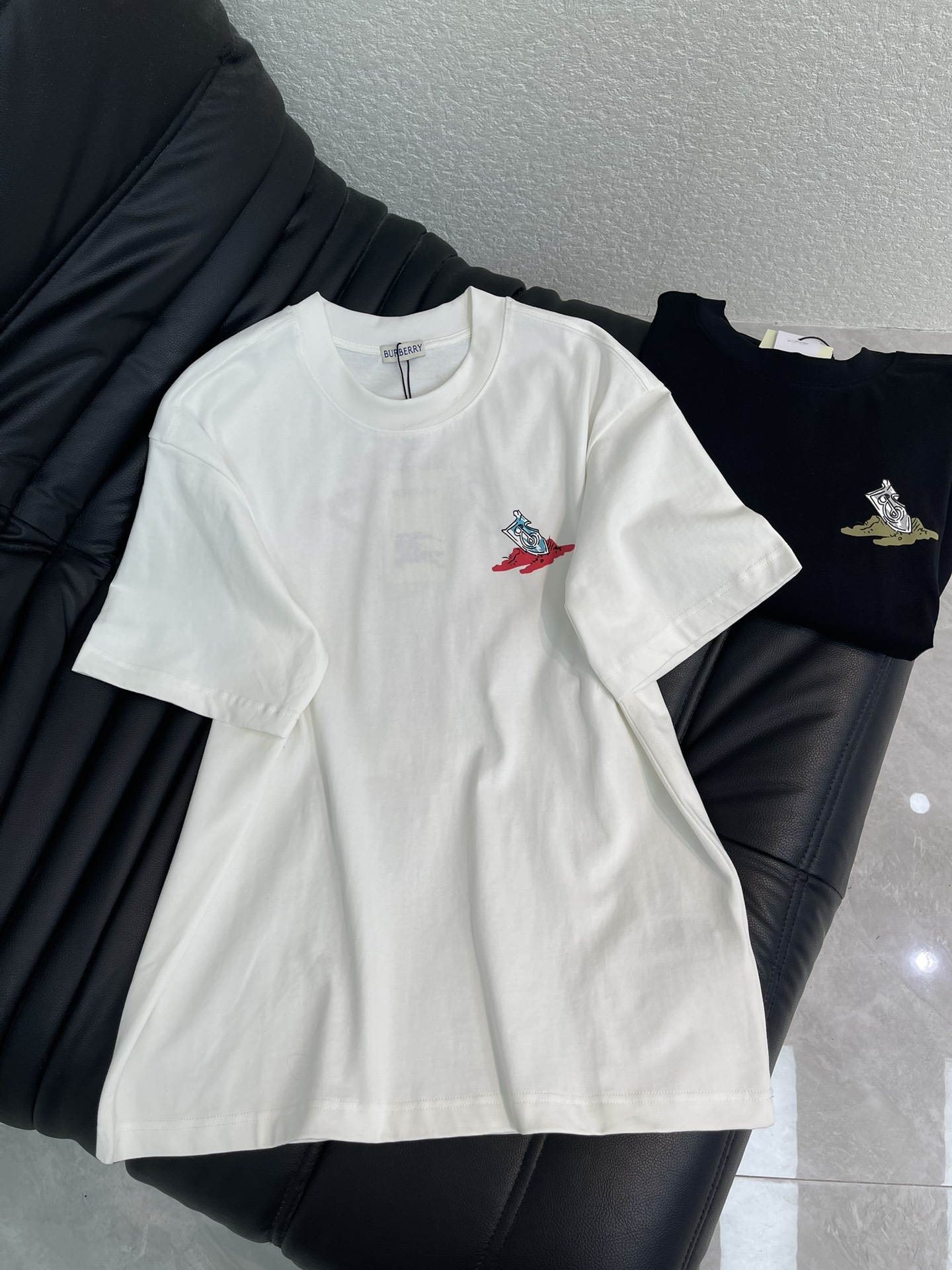 NO:708192,Burberr*26 new round neck printed short-sleeved T-shirt. Shield micro-marking foam on the chest, knight letter embroidery under the tree on the back. Exquisite craftsmanship. Color-blocking design, more prominent texture!  Coupled with the blessing of pure cotton material, both the upper body comfort and the existence are unparalleled. It can be said to be a must-have companion in summer. The excellent breathability and comfortable wearing feeling are unparalleled~ Recommended!  !  Same style for men and women!  S-XL A,,burberry,T-shirt,tees,t-shirt,19860909Burberr*26新款圆领印花短袖T恤.胸口盾牌微标发泡,后幅树下骑士字母刺绣 精美工艺.采用拼色设计,更加凸显质感！加上纯棉材质的加持,无论是上身舒适度还是都是无可比拟的存在,可以说是夏日必备的良伴,优秀的透气性和舒适的穿搭感都是无可比拟的~推荐！！男女同款！S-XL A,,burberry,T-shirt,tees，t-shirt,,Women's clothing