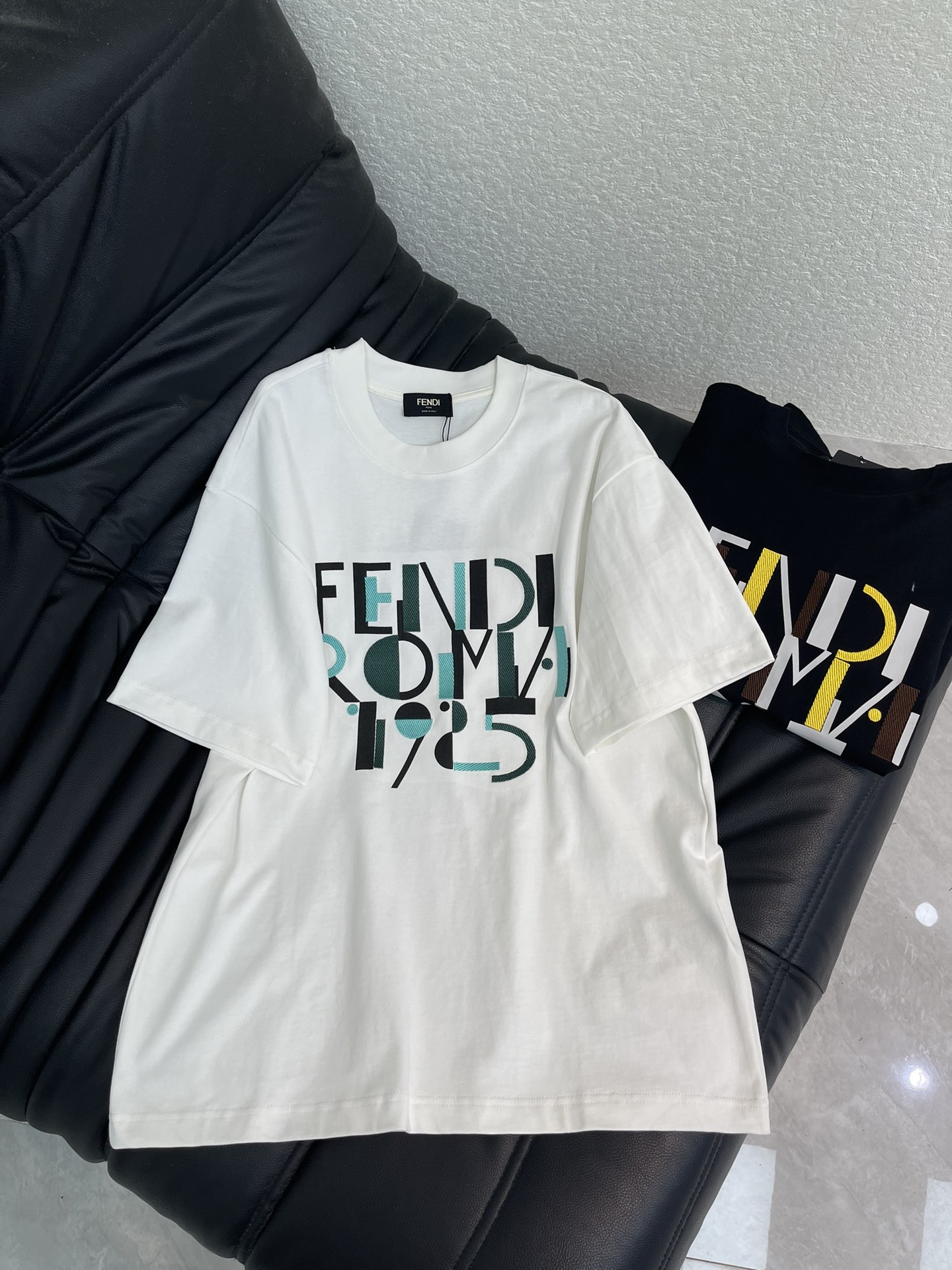 NO:708189,Fend*26 new little monster letter embroidery printed short-sleeved T-shirt. Color-blocked offset printed letters 1985 embroidery on the chest. Short-sleeved, same style for men and women!  Made of high-gram heavy-wash pure cotton fabric, pure cotton is breathable, very refreshing and comfortable for daily wear. The rib knitting on the neckline is smooth and tight, and the neckline will not be skewed when you toss it around. The loose version, you will find that it really looks good on the upper body, the overall is minimalist and neat, super versatile for daily wear!  Pair it casually with one to give you a youthful look. A round neck will make your outfit go crazy. It is a fashionable item that can never go wrong!  Same style for men and women!  S-XL A,,fendi,T-shirt,tees,t-shirt,19860909Fend*26新款小怪兽字母刺绣印花短袖T恤.胸前拼色胶印字母1985刺绣 短袖,男女同款！高克重洗水纯棉质面料,纯棉透气,日常穿着非常清爽穿感舒适,领口的罗纹针织平整紧密,随意折腾都不会领口歪斜,宽松版型,上身你就会发现真的好好看,整体极简利落,超级日常百搭！随随便便搭配一条就是青春的样子,一件圆领就能为你的穿搭疯狂,绝不会出错的时髦单品！男女同款！S-XL A,,fendi,T-shirt,tees，t-shirt,,Women's clothing