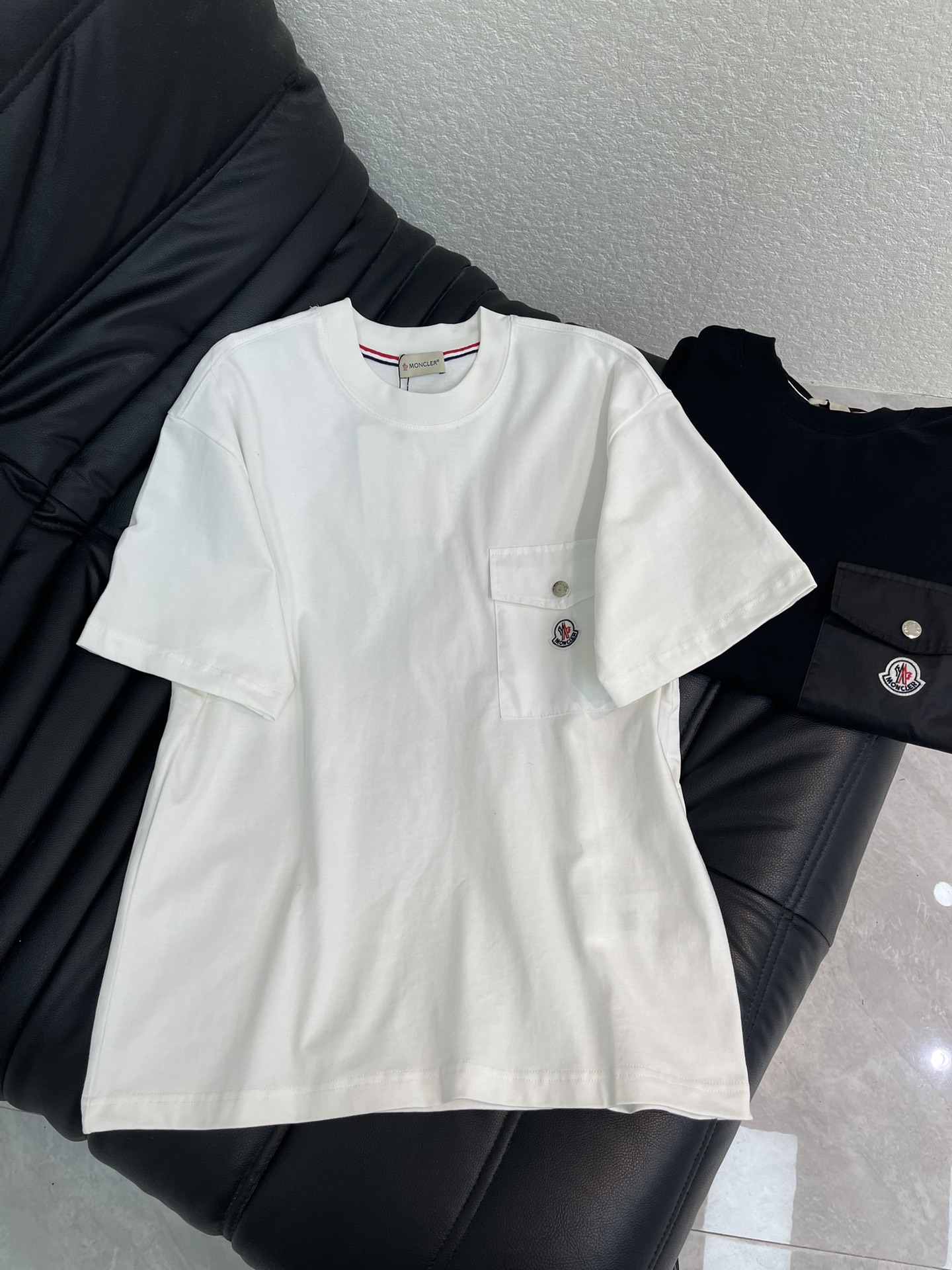 NO:708185,Moncle*26 new classic chest pocket armband embroidered logo round neck short-sleeved T-shirt, exquisite craftsmanship fabrics, top-level fusion creation, both upper body comfort and unparalleled existence, can be said to be a must-have summer companion, excellent breathability and comfortable wearing feeling are unparalleled ~ classic style, decorated with the classic Mongolian logo on the chest, buttons engraved with Mongolian English letters, both outer wear and inner wear are high-end, the same style for men and women, highly recommended!  S-XL A,,Moncler,T-shirt,tees,t-shirt,19860909Moncle*蒙口26新款经典胸口口袋袖章刺绣logo圆领短袖T恤,精致工艺面料,顶级融合打造,无论是上身舒适度还是都是无可比拟的存在,可以说是夏日必备良伴,优秀的透气性和舒适的穿搭感都是无可比拟的~经典款式,胸前饰有经典蒙家标识,纽扣刻有蒙家英文字母,外穿内搭都高档次,男女同款,强烈推荐！S-XL A,,Moncler,T-shirt,tees，t-shirt,,Women's clothing