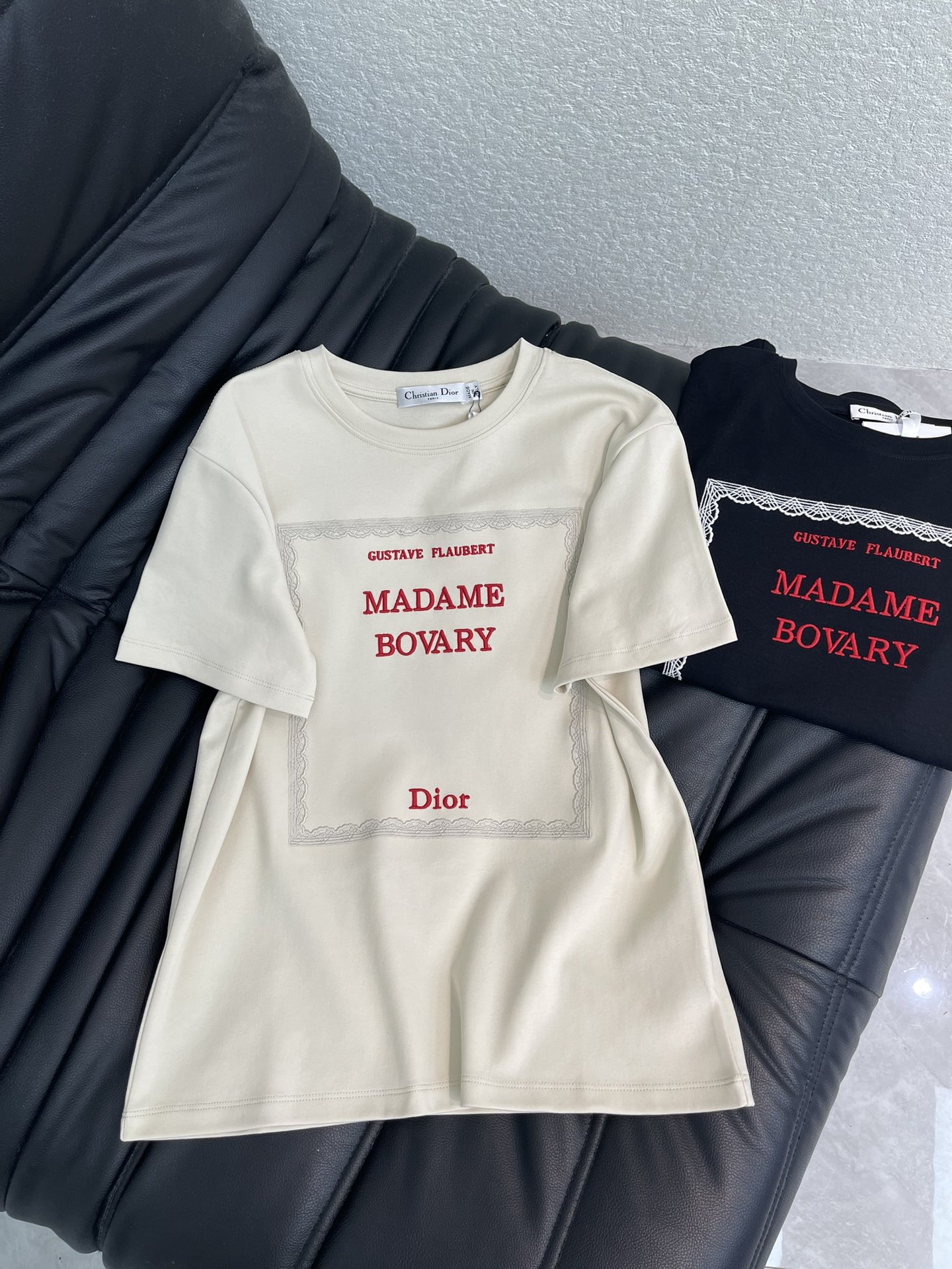 NO:697685,Dio*26 new short-sleeved T-shirt with embroidered letters, exquisite regular fit and slimming upper body!  Customized latest craftsmanship, low-key luxury!  Fashionable must-have items to unlock all outfits!  Look for our quality!  The classic items are fashionable and high-end, and the classic styles are versatile and easy to match!  SML AA,,dior,T-shirt,tees,t-shirt,19860909Dio*26新品刺绣字母短袖T恤 精致常规版型上身巨显瘦！ 定制最新工艺 低调奢华！ 时髦精必备单品解锁所有穿搭！ 认准我家品质！经典单品时髦又高级 经典版型百搭不挑人！ SML AA,,dior,T-shirt,tees，t-shirt,,Women's clothing