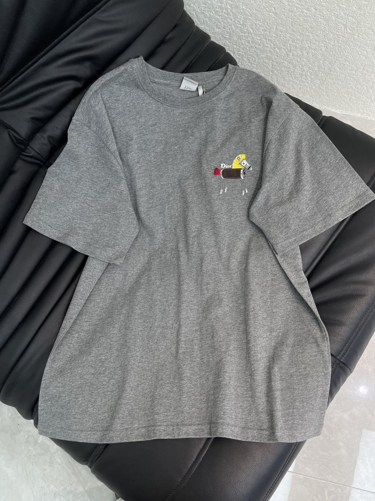 NO:697312,Dio*26 new spring and summer New Year round neck embroidered logo short-sleeved T-shirt. New Year Series #Customized YB native cotton material, made with machines imported from Germany, ultra-density processing, stylish texture, stretchy and comfortable, perfectly restoring YB quality, this gray pony embroidered T-shirt is so touching!  The heather gray tone is low-key and high-end. The small pony embroidery on the chest adds a bit of cuteness. The soft and waxy cotton fabric is skin-friendly and breathable. The loose fit is super friendly to all body types. Whether it is worn alone to create a casual style, it is a practical and versatile treasure item in the wardrobe. SML AA,, dior, T-shirt, tees, t-shirt,19860909Dio*26春夏新款贺岁圆领刺绣徽标短袖T恤.新年贺岁系列#定制YB原生全棉材质,德国进口机器打造,超密度处理,质感有型,弹力舒适,完美还原YB品质,这款灰色小马刺绣T恤也太戳心了！麻灰色调低调又高级,胸口小巧的小马刺绣添了几分萌趣,软糯的棉质面料亲肤又透气,宽松的版型对各种身材都超友好,不管是单穿打造休闲风,都是衣橱里实穿又百搭的宝藏单品.SML AA,,dior,T-shirt,tees，t-shirt,,Women's clothing