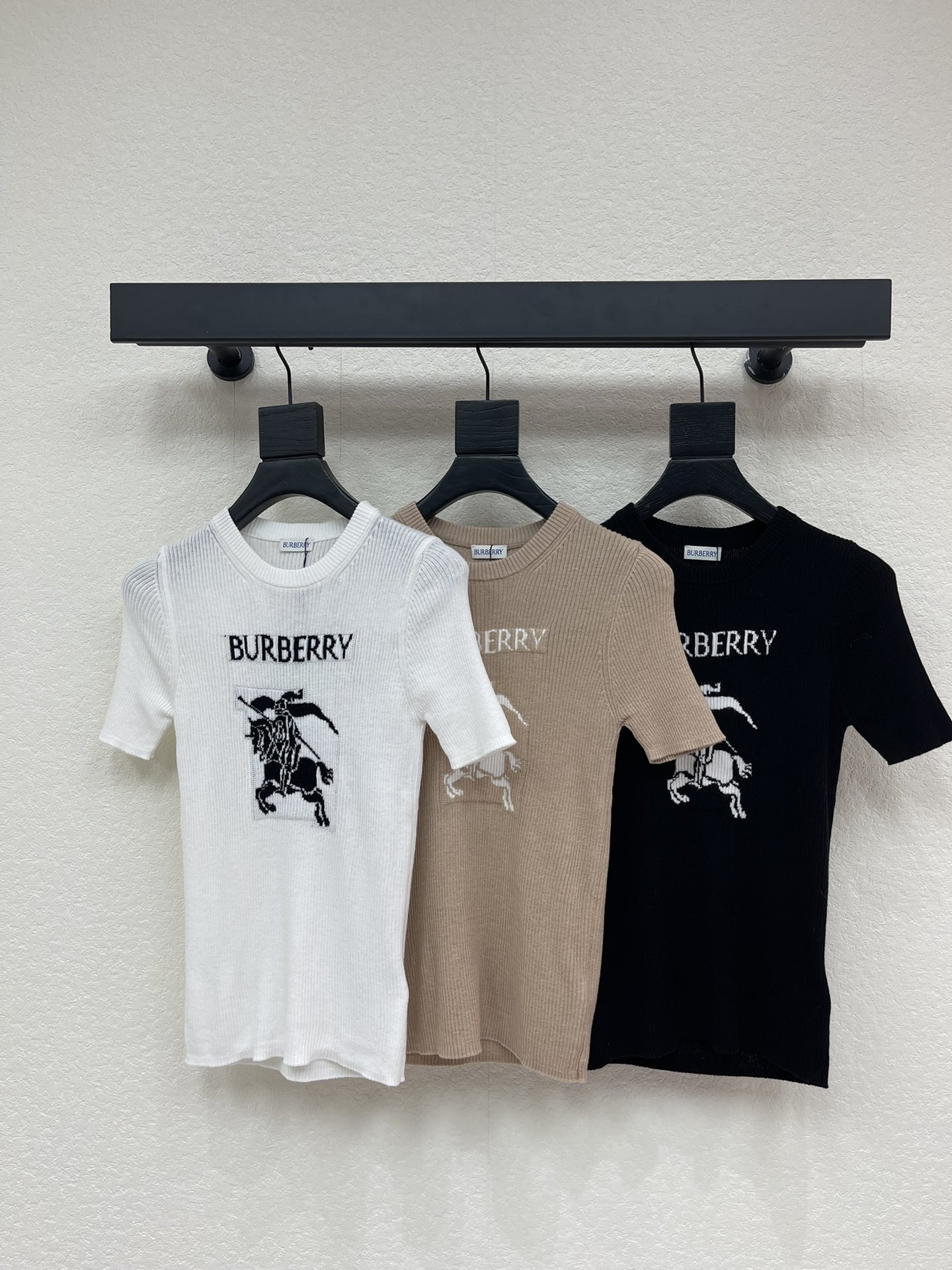 NO:697324,Burberr*26 new early spring war horse jacquard round neck knitted short sleeves!  Weaved with custom wool blended knitted yarn material, light, soft and comfortable, vertical pit strip round neck knitted short-sleeved cut, slim fit, super slim, simple and advanced!  SML A,,burberry,T-shirt,19860909Burberr*26早春新款战马提花圆领针织短袖！定制羊毛混纺针织纱线材质织造 轻薄柔软舒适 竖坑条圆领针织短袖剪裁 修身版型超显瘦 简约高级！SML A,,burberry,T-shirt,,Women's clothing