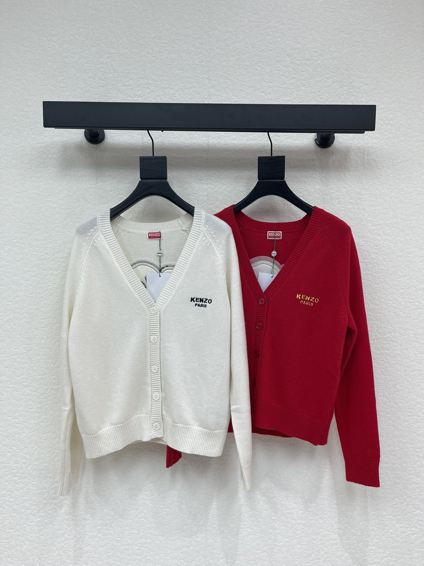 NO:708517,Kenz*26 new early spring begonia flower V-neck knitted cardigan, simple design + soft knitted fabric, logo embroidery on the left chest, full of brand sense. The white is gentle and versatile, and the red is super eye-catching, which can be easily worn in daily life or festivals. The V-neck modifies the neck line, and the loose version is super friendly to the body. It can be worn alone or layered. It is a must-have and practical item for autumn and winter wardrobes!  SML A,,19860909Kenz*26早春新款海棠花V领针织开衫,简约设计+柔软针织面料,左胸logo刺绣,品牌感满满.白色温柔百搭,红色超亮眼,日常或节日都能轻松驾驭.V领修饰颈部线条,宽松版型对身材超友好,单穿or叠搭都很OK,是秋冬衣橱必备实用单品！SML A,,,Women's clothing