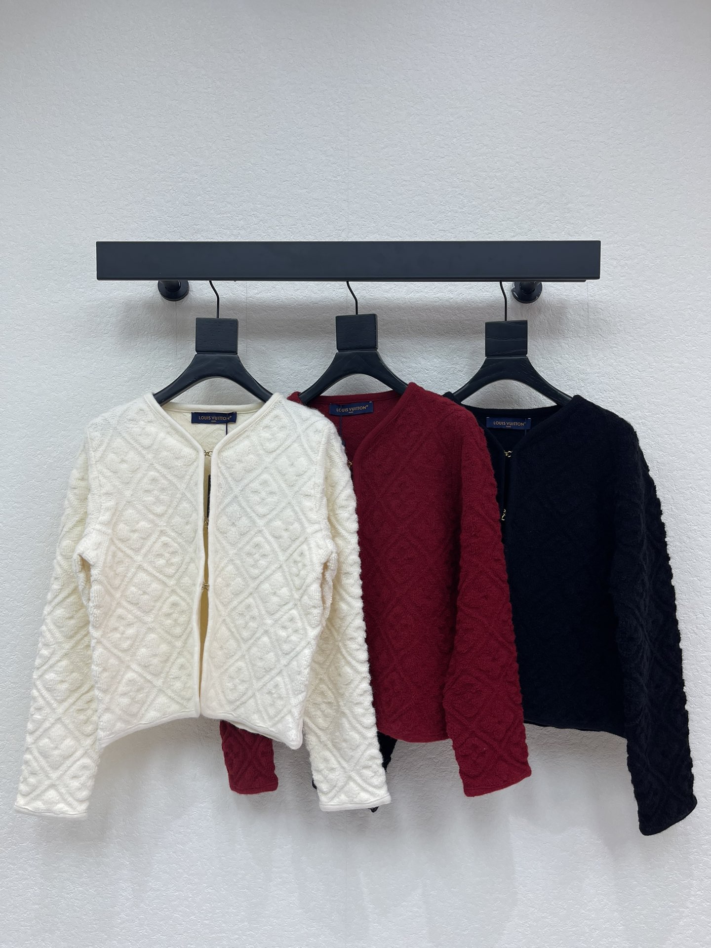 NO:697697,LOUIS VUI*TON 26 new early spring jacquard knitted cardigan jacket!  Customized wool yarn weaving, jacquard processing, showing a three-dimensional concave and convex shape, cardigan knitted jacket, three-dimensional rhombus all over the four-leaf clover concave and convex texture, full of texture, simple yet refined, elegant upper body, easily adaptable to various outfits, proper temperament ceiling ~ Autumn, winter and early spring outer cover to keep out the cold, create a fashionable style!  SML,,louis vuitton,jackets & coats,19860909LOUIS VUI*TON 26早春新款提花针织开衫外套！定制羊毛纱线织造,提花工艺处理,呈现立体凹凸造型,开襟针织外套,立体菱格满铺四叶草凹凸纹理,质感拉满,简约又不失精致感,上身优雅大气,轻松适配各种穿搭,妥妥的气质天花板～秋冬早春外罩御寒,打造时髦风格！SML,,louis vuitton,jackets & coats,,Women's clothing