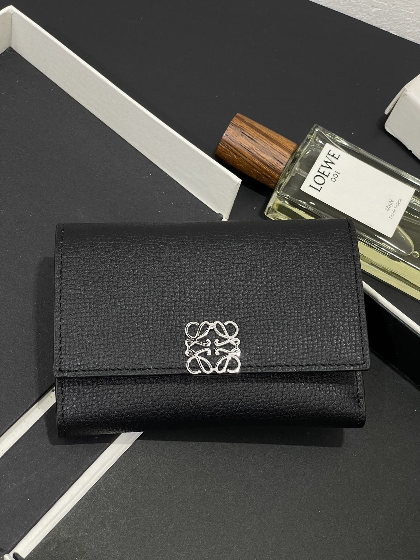 NO:714080,Small fold-over flip vertical wallet made of pebbled cowhide, six card slots, one large pocket and small zippered pocket!  Style No. 3803 Size 11.8*8, Loewe wallet, loewe, wallets, cowhide19860909小号对折翻盖垂直钱包 采用鹅卵石纹牛皮 六个卡位 一个大口袋和拉链小口袋！ 款号3803 尺寸11.8*8,罗意威钱包,loewe,wallets,cowhide,欧美剧