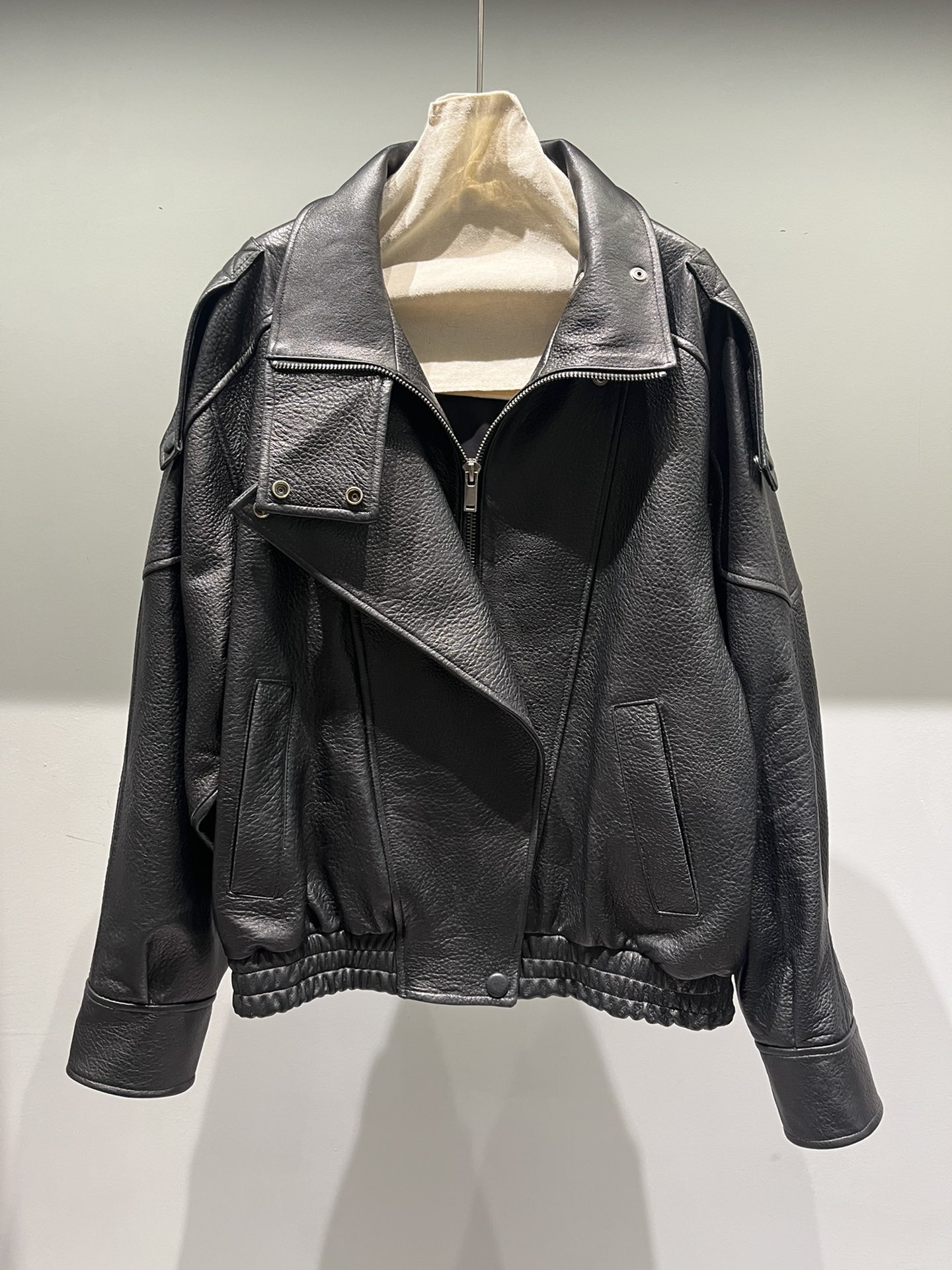 NO:702567,,ins hot style sheep foam leather motorcycle jacket, loose and wide version, large version is not flattering on the figure, women's clothing, jackets & coats,19860909,ins爆款羊泡皮机车外套,宽松阔版,大版型不挑身材,女装,jackets & coats,,Women's clothing