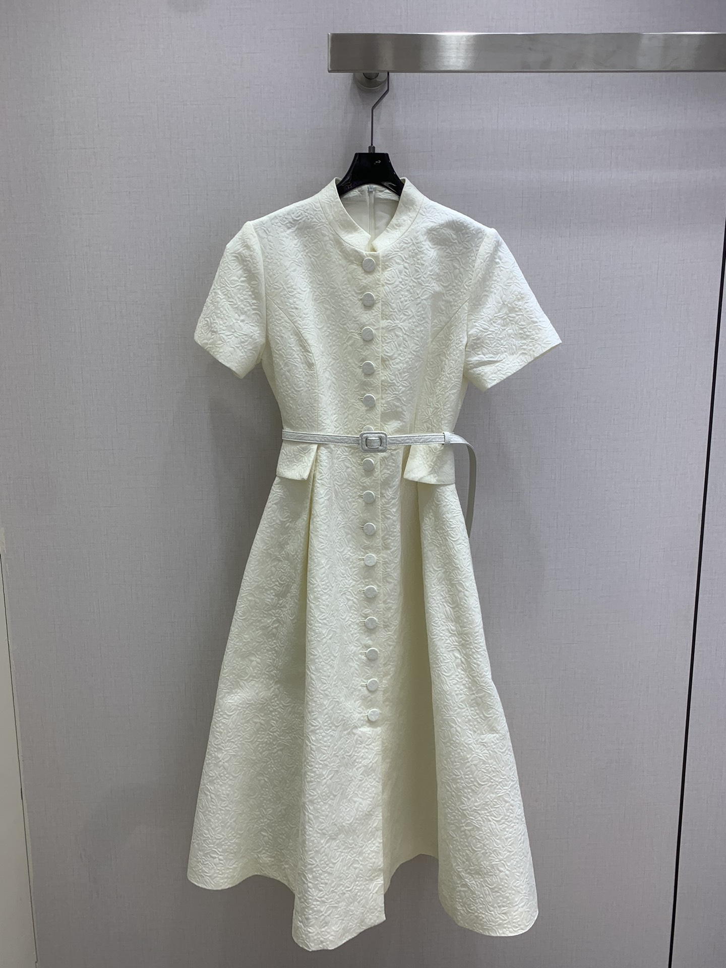 NO:697726,Highly recommended DIO*2026 early spring new model, floral embossed printed stand-up collar dress, custom-made white floral embossed jacquard fabric, three-dimensional dark pattern design, full of texture, neat tailoring, perfect retro elegance, short sleeves + stand-up collar design, multiple buttons on the front, easy to put on and take off, and layered. Belt of the same material at the waist, modified body proportions, A-line skirt, flexible and elegant, can be easily worn for commuting or formal occasions!  One color SMLXL code High quality ABC, dior, skirts, T-shirt,19860909强烈推荐 DIO*2026早春新款 花卉浮雕印花立领连衣裙 定制白色花卉浮雕提花面料 采用立体暗纹设计 质感满满 剪裁利落 复古优雅气质满分 短袖+立领设计 正面多颗纽扣 穿脱方便又有层次感 腰部同材质腰带 修饰身形比例 A字裙摆灵动飘逸 通勤或正式场合都能轻松驾驭！一个色 SMLXL码 高品质ABC,,dior,skirts,T-shirt,,Women's clothing