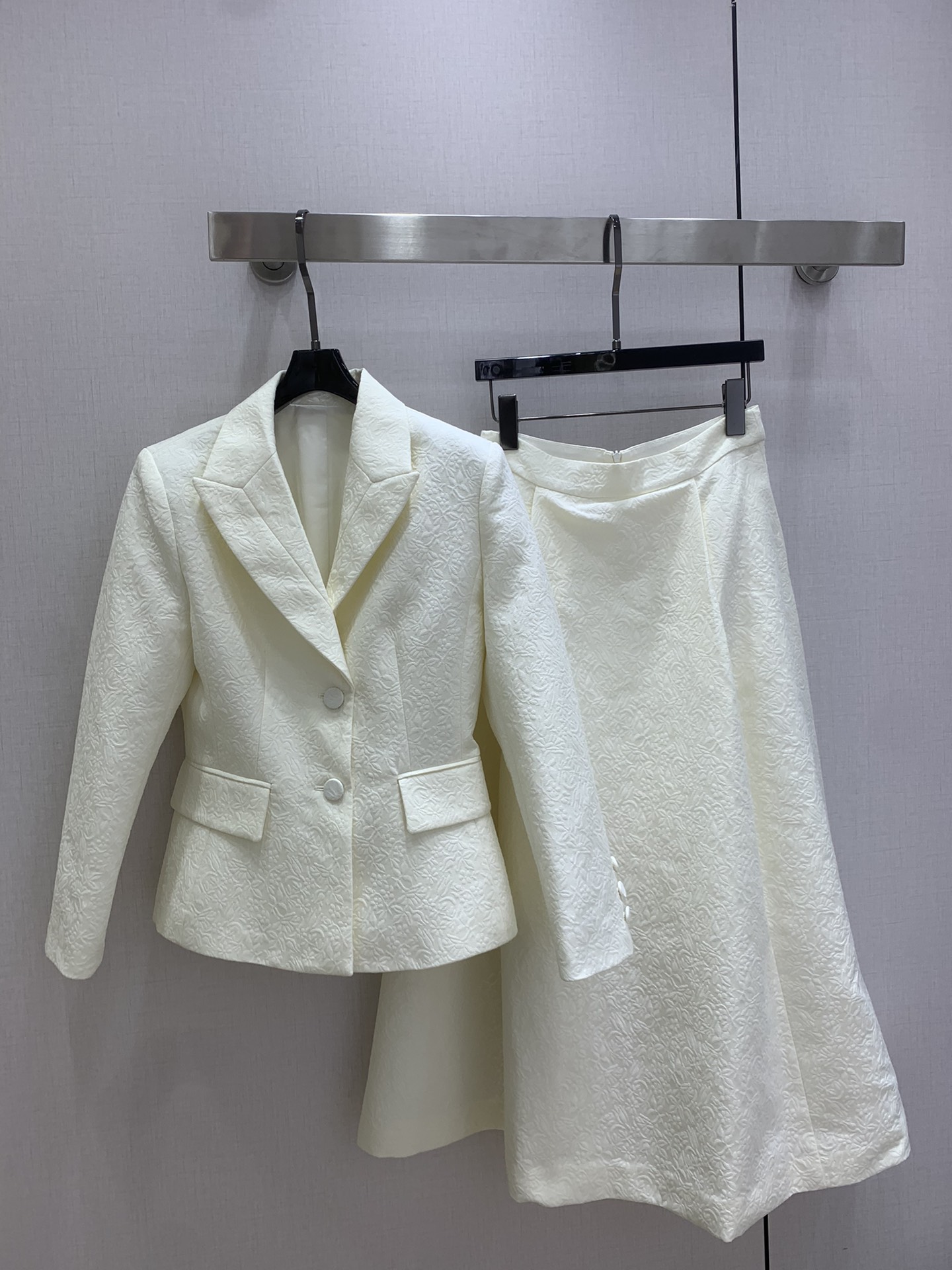 NO:697717,Highly recommended DIO*2026 early spring new style embossed slim double pocket suit jacket. Three-dimensional embossed design is super fashionable. Customized YB imported material, glossy texture, smooth and comfortable, whole body milky white, elegant temperament, full of artistic accent. Three-dimensional tailoring, full of temperament. One color SMLXL code. High quality outerwear, dior, jackets & coats, business suit,19860909强烈推荐 DIO*2026早春新款 浮雕修身双口袋西装外套 立体浮雕设计超时髦 定制YB进口材质,质感光泽,垂顺舒适,通体奶白色,气质优雅,尽显艺术腔调.立体裁剪,气质十足.一个色 SMLXL码 高品质外,,dior,jackets & coats,business suit,,Women's clothing