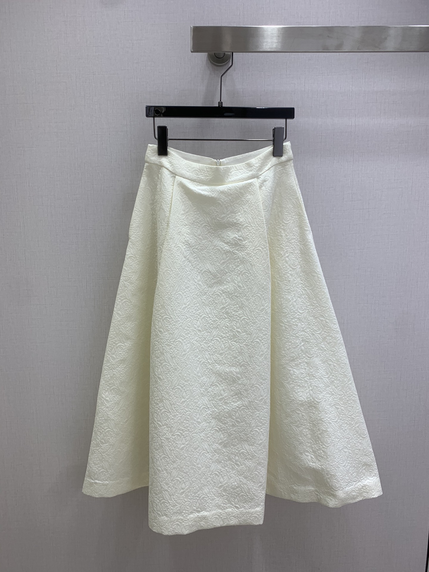 NO:697718,Highly recommended DIO*2026 early spring new style embossed suit long skirt. Three-dimensional embossed design is super fashionable. Customized YB imported material, glossy texture, smooth and comfortable, whole body milky white, elegant temperament, full of artistic accent. Three-dimensional tailoring, full of temperament. One color SMLXL code, high quality, dior, skirts, business suit,19860909强烈推荐 DIO*2026早春新款 浮雕西装长半裙 立体浮雕设计超时髦 定制YB进口材质,质感光泽,垂顺舒适,通体奶白色,气质优雅,尽显艺术腔调.立体裁剪,气质十足.一个色 SMLXL码 高品,,dior,skirts,business suit,,Women's clothing