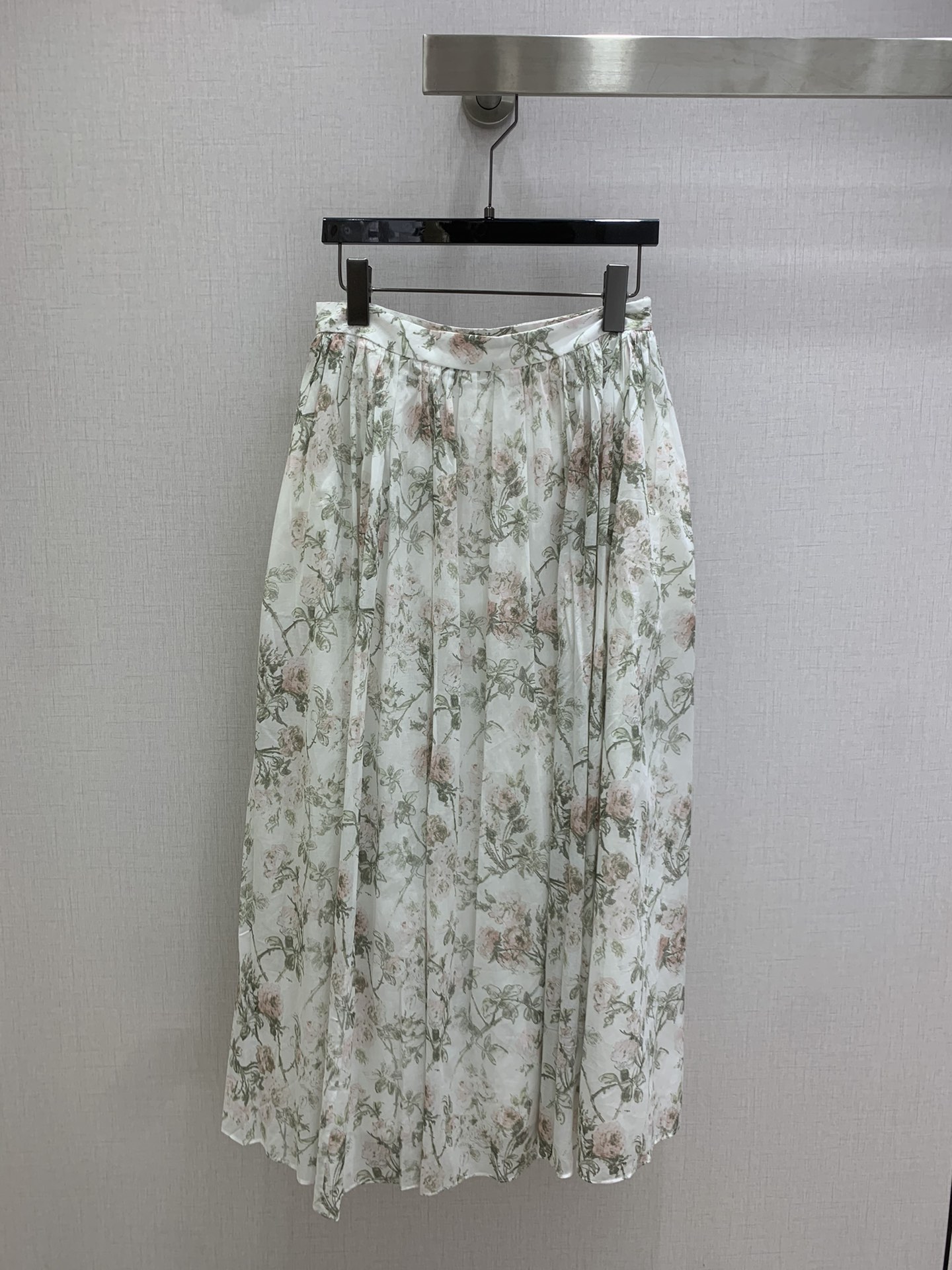 NO:697715,Highly recommended DIO*2026 early spring new product, retro printed long skirt, elegant and smart, simple yet luxurious, and the workmanship of the whole dress is very fine!  The version is simple and clear at a glance, beautiful and fantasy, low-key and eye-catching, you must choose this one. One color SML code, high quality ABC, dior, skirts,19860909强烈推荐 DIO*2026早春新品 复古印花长半裙 飘逸灵动 简约中流露出高奢 整件衣服做工更是非常精细！ 版型简单一目了然,美伦美幻 低调又要引人注目,必选这款 一个色 SML码 高品质ABC,,dior,skirts,,Women's clothing