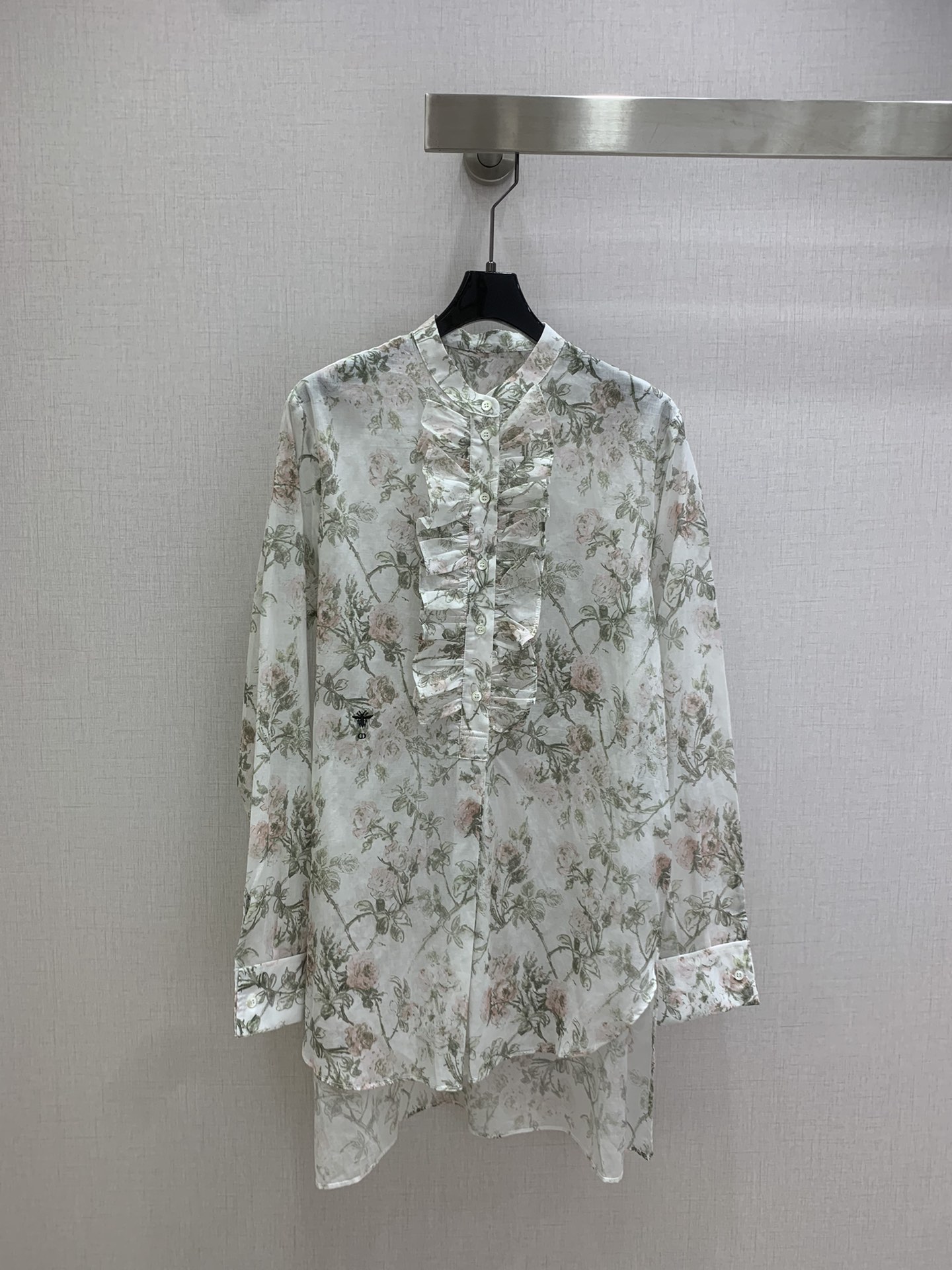 NO:697713,Highly recommended DIO*2026 early spring new product, retro printed ruffled shirt, elegant and smart, exuding luxury in simplicity, and the workmanship of the whole dress is very fine!  The pattern is simple and clear at a glance, beautiful and fantasy, low-key yet eye-catching, you must choose this one. Two colors, SML code, high quality ABC, dior, shirts,19860909强烈推荐 DIO*2026早春新品 复古印花荷叶边衬衫 飘逸灵动 简约中流露出高奢 整件衣服做工更是非常精细！ 版型简单一目了然,美伦美幻 低调又要引人注目,必选这款 两个色 SML码 高品质ABC,,dior,shirts,,Women's clothing