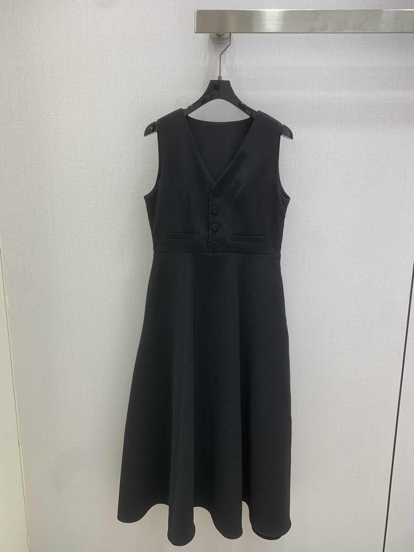 NO:697704,Highly recommended Dio* 2026 early spring new belted sleeveless vest dress. Full of high-end feel. Customized fabrics. The upper body is cut and the fit is excellent. Not only the color is beautiful, but the texture is also good!  Fashionable and classic!  Two colors SMLXL code high quality ABC, dior, skirts,19860909强烈推荐 Dio* 2026早春新款 腰带无袖背心连衣裙 高级感满满 定制面料 剪裁上身版型贴合度极佳 不旦颜色美,质感也敲好！时尚经典大气！两个色 SMLXL码 高品质ABC,,dior,skirts,,Women's clothing