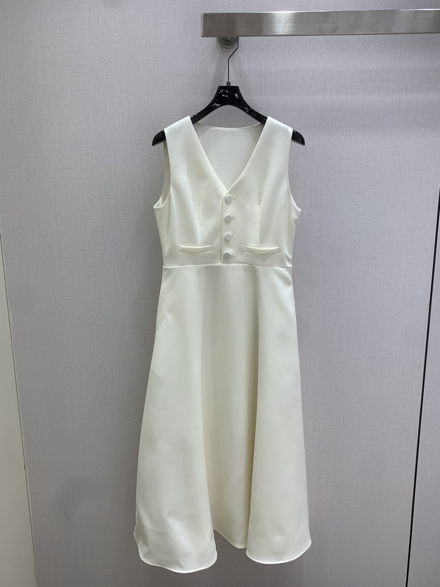 NO:697701,Highly recommended Dio* 2026 early spring new belted sleeveless vest dress. Full of high-end feel. Customized fabrics. The upper body is cut and the fit is excellent. Not only the color is beautiful, but the texture is also good!  Fashionable and classic!  Two colors SMLXL code high quality ABC, dior, skirts,19860909强烈推荐 Dio* 2026早春新款 腰带无袖背心连衣裙 高级感满满 定制面料 剪裁上身版型贴合度极佳 不旦颜色美,质感也敲好！时尚经典大气！两个色 SMLXL码 高品质ABC,,dior,skirts,,Women's clothing