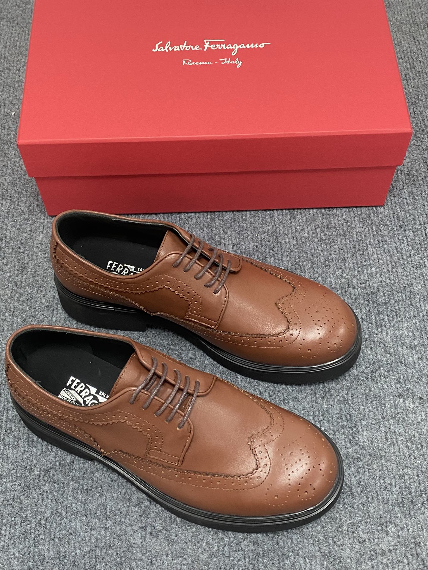 NO:833083,F Full high-end boutique cowhide lining 2025 Ferragamo's latest genuine leather business suit shoes are launched simultaneously on the official website, imported from Italy, the first layer of cowhide is made of heavy gold, 1:1 on the official website (foamed outsole)  .Versatile to wear, high-end without losing class, and the color matching is extraordinary. This four-season style is charming and shows off the big-name temperament when worn on the feet. Standard code is 39 to 44 (can be ordered at 38.45.46.47.48),,ferragamo,business suit,cowhide19860909F全高端精品牛皮内里2025菲拉格慕最新真皮商务西装鞋官网同步上市,意大利进口 头层牛皮一比一重金打造,官网1:1 (发泡大底) .穿着百搭,高档不失档次,彩色搭配气度不凡.此款四季款,穿在脚上魅力四射尽显大牌气质.标准码39一44(可订38.45.46.47.48),,ferragamo,business suit,cowhide,Men's shoes