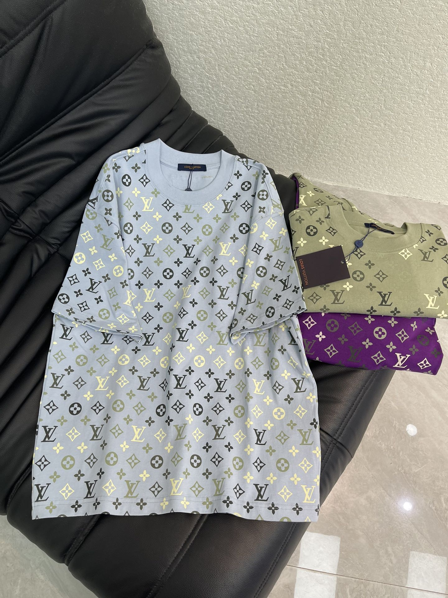 NO:708177,Louis Vuitto*26 new all-over four-leaf clover printed round neck short-sleeved T-shirt!  Designed to be a one-piece fit. Made of high-gram, heavy-washed pure cotton, pure cotton is breathable, very refreshing and comfortable for daily wear. The rib knitting on the neckline is smooth and tight, and the neckline will not be skewed when you toss it around. The loose version, you will find that it really looks good on the upper body. The overall is minimalist and neat, super versatile for daily use!  Pair it casually with one to give you a youthful look. One piece will make you crazy about your outfit. It is a fashionable item that can never go wrong!  Same style for men and women!  S-XL AA,,louis vuitton,T-shirt,tees,t-shirt,19860909Louis Vuitto*26新款满身四叶草印花圆领短袖T恤！寄予一身打造.高克重洗水纯棉质面料,纯棉透气,日常穿着非常清爽穿感舒适,领口的罗纹针织平整紧密,随意折腾都不会领口歪斜,宽松版型,上身你就会发现真的好好看,整体极简利落,超级日常百搭！随随便便搭配一条就是青春的样子,一件就能为你的穿搭疯狂,绝不会出错的时髦单品！男女同款！S-XL AA,,louis vuitton,T-shirt,tees，t-shirt,,Women's clothing