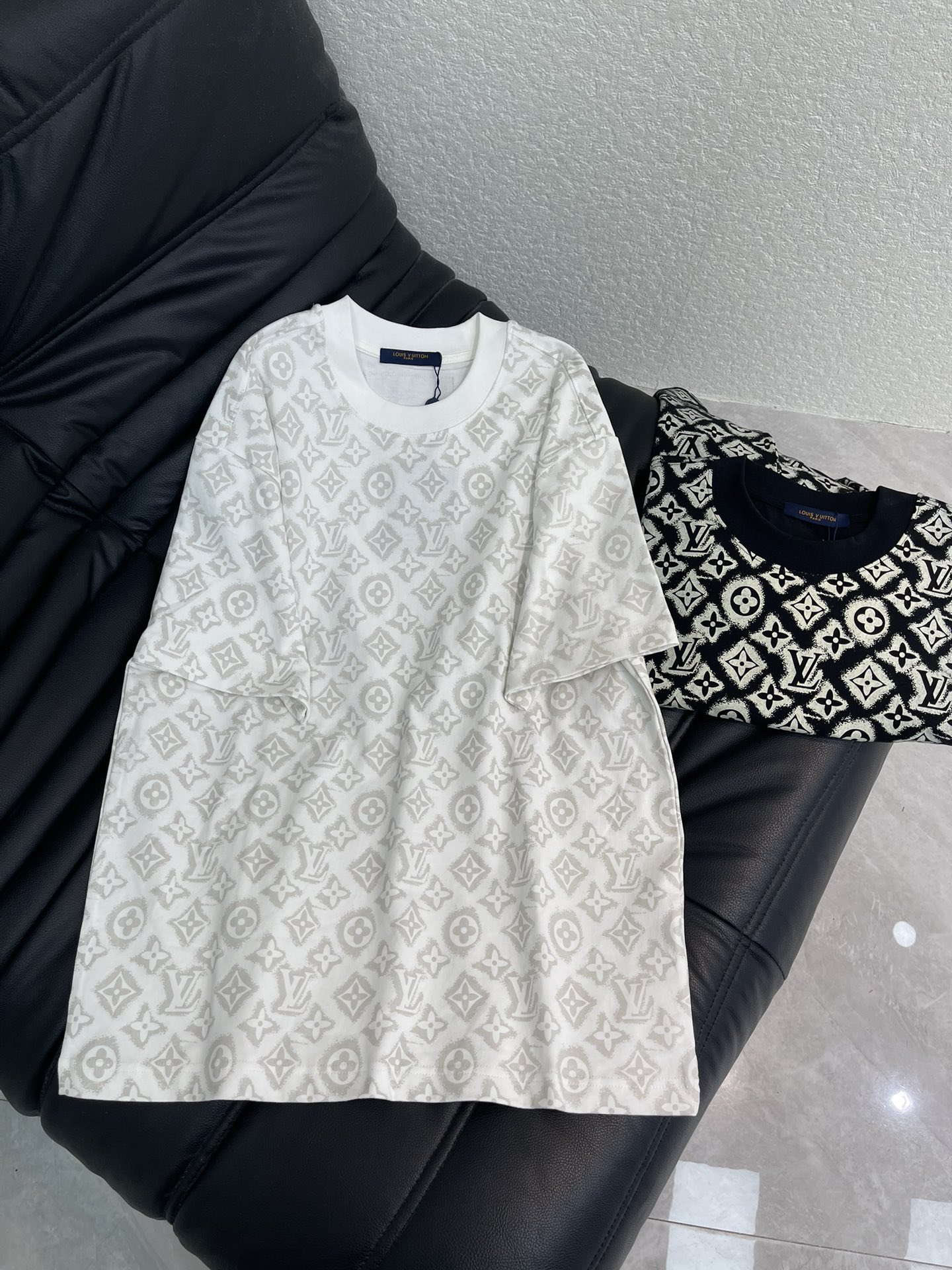 NO:708180,Louis Vuitto*26 new all-over four-leaf clover printed round neck short-sleeved T-shirt!  Designed to be a one-piece fit. Made of high-gram, heavy-washed pure cotton, pure cotton is breathable, very refreshing and comfortable for daily wear. The rib knitting on the neckline is smooth and tight, and the neckline will not be skewed when you toss it around. The loose version, you will find that it really looks good on the upper body. The overall is minimalist and neat, super versatile for daily use!  Pair it casually with one to give you a youthful look. One piece will make you crazy about your outfit. It is a fashionable item that can never go wrong!  Same style for men and women!  S-XL A,,louis vuitton,T-shirt,tees,t-shirt,19860909Louis Vuitto*26新款满身四叶草印花圆领短袖T恤！寄予一身打造.高克重洗水纯棉质面料,纯棉透气,日常穿着非常清爽穿感舒适,领口的罗纹针织平整紧密,随意折腾都不会领口歪斜,宽松版型,上身你就会发现真的好好看,整体极简利落,超级日常百搭！随随便便搭配一条就是青春的样子,一件就能为你的穿搭疯狂,绝不会出错的时髦单品！男女同款！S-XL A,,louis vuitton,T-shirt,tees，t-shirt,,Women's clothing