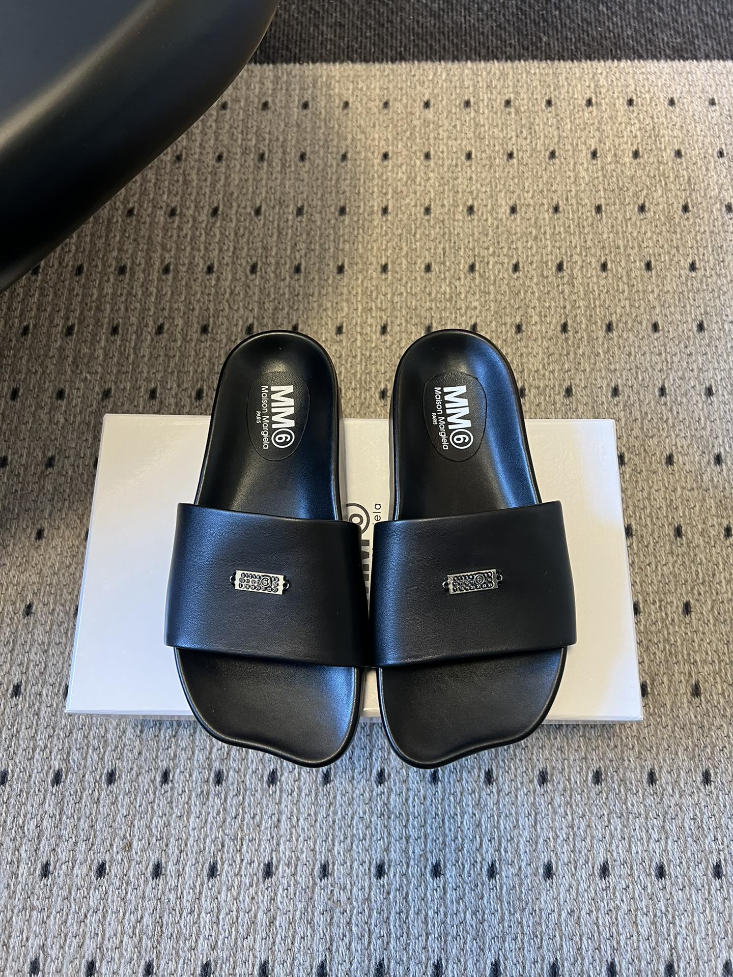 NO:706770,Maison Margielav26ss thick-soled flat-toe leather slippers adopt a classic single wide design with no unnecessary decoration and clean lines, suitable for a variety of wearing styles. They are easy to put on and take off, and the flat-soled design improves daily wearing comfort. The 'MM6' brand logo is printed on the upper strap, and the iconic elements enhance brand recognition.  The upper is made of fine leather fabric, which is soft to the touch and has a certain degree of stiffness. The sole is made of non-slip and wear-resistant rubber material, taking into account both texture and practicality. The footbed is designed according to ergonomics, with a curvature that fits the sole of the foot, making it less likely to tire your feet after long-term wear. Sheepskin upper, sheepskin lining, outsole, rubber outsole, increased by 3cm, size 35-40 (40 yards custom made, non-returnable), slippers, masion margiela, slippers, sheepskin19860909Maison Margielav26ss厚底平头皮革拖鞋 采用经典的单条宽带设计,无多余装饰,线条利落,适配多种穿搭风格.穿脱便捷,平底设计提升日常穿着舒适度.鞋面带处印有“MM6”品牌标识,标志性元素强化品牌辨识度. 鞋面选用细腻的皮质面料,触感柔软且具备一定挺括度,鞋底为防滑耐磨的橡胶材质,兼顾质感与实用性.鞋床根据人体工学设计,弧度贴合足底,长时间穿着不易累脚. 鞋面羊皮 内里羊皮 大底橡胶大底 增高3cm size35-40码（40码定制不退换）,拖鞋,masion margiela,slippers,sheepskin,Women's Shoes