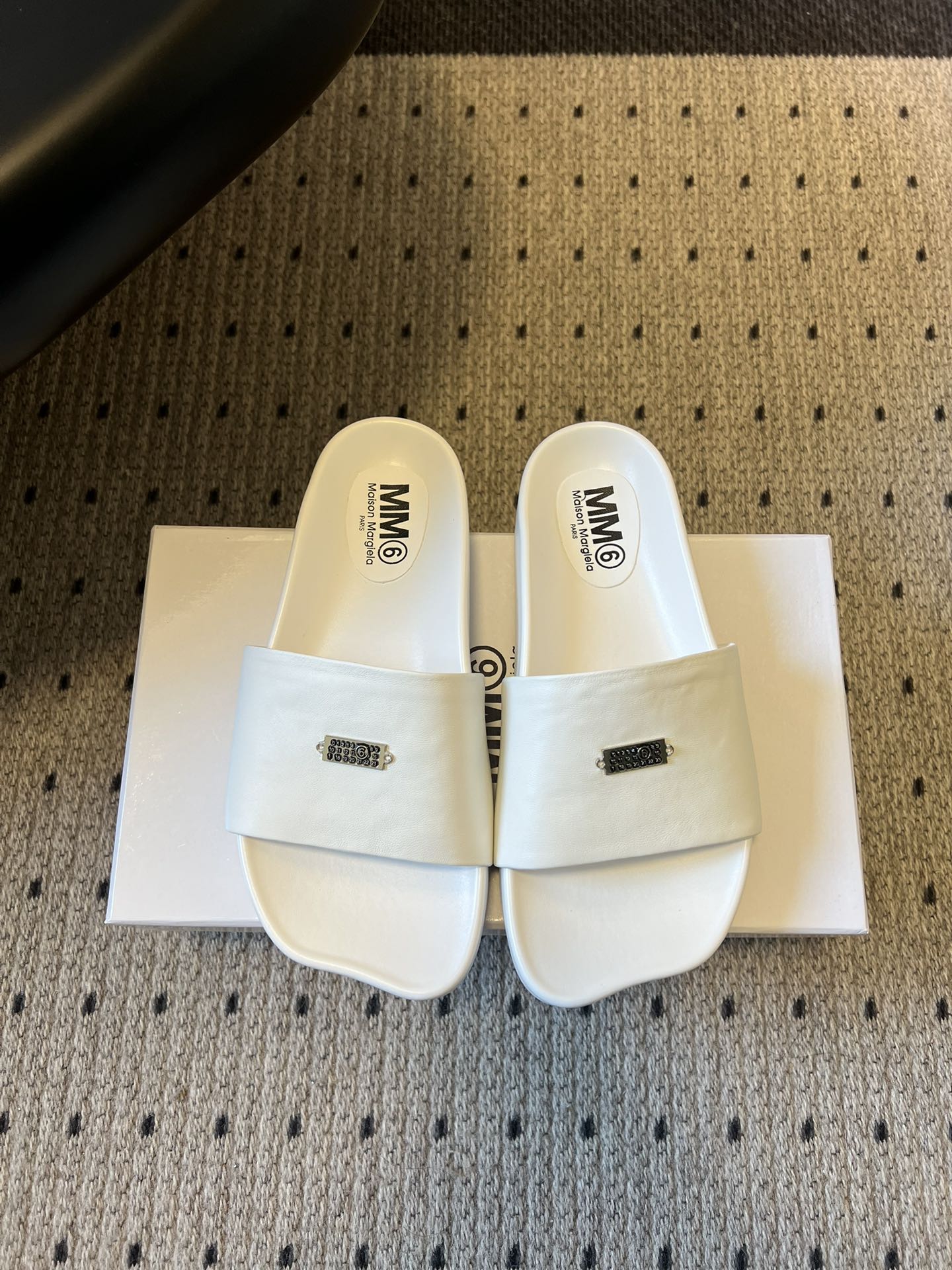 NO:705866,Top-quality Maison Margiel*26ss thick-soled flat-toe leather slippers adopt a classic single wide design with no unnecessary decoration and clean lines, suitable for a variety of wearing styles. They are easy to put on and take off, and the flat-soled design enhances daily wearing comfort. The 'MM6' brand logo is printed on the upper strap, and the iconic elements enhance brand recognition.  The upper is made of fine leather fabric, which is soft to the touch and has a certain degree of stiffness. The sole is made of non-slip and wear-resistant rubber material, taking into account both texture and practicality. The footbed is designed according to ergonomics, with a curvature that fits the sole of the foot, making it less likely to tire your feet after long-term wear. Sheepskin upper, sheepskin lining, outsole, rubber outsole, increased by 3cm, size 35-40 (40 yards custom made, non-returnable), slippers, masion margiela, slippers, sheepskin19860909顶级品质 Maison Margiel*26ss厚底平头皮革拖鞋 采用经典的单条宽带设计,无多余装饰,线条利落,适配多种穿搭风格.穿脱便捷,平底设计提升日常穿着舒适度.鞋面带处印有“MM6”品牌标识,标志性元素强化品牌辨识度. 鞋面选用细腻的皮质面料,触感柔软且具备一定挺括度,鞋底为防滑耐磨的橡胶材质,兼顾质感与实用性.鞋床根据人体工学设计,弧度贴合足底,长时间穿着不易累脚. 鞋面羊皮 内里羊皮 大底橡胶大底 增高3cm size35-40码（40码定制不退换）,拖鞋,masion margiela,slippers,sheepskin,Women's Shoes