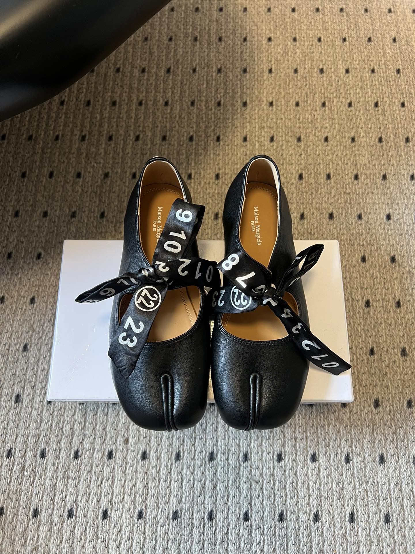 NO:706806,Maison Margiela 26ss split-toe flat-soled ribbon ballet shoes. There is a ribbon printed with a number logo on the shoe opening, which can be freely tied into a bow. The upper is made of fine soft leather, which is soft to the touch and has good ductility. It fits the foot when worn and improves comfort. The lining of the shoe is made of leather of the same color and has a unified texture.  The stitching on the shoe body is delicate and neat, and the splicing process of the split toe area is precise, reflecting the brand's shoemaking technology level. The flat sole has a moderate thickness, which not only ensures walking stability, but also conforms to the light texture of ballet shoes. Vegetable-tanned sheepskin upper, imported water-dyed cowhide lining, genuine leather outsole, increased by 1.5cm, size 35-40 (customized to size 40, non-returnable), split-toe shoes, cowhide, sheepskin, Leather soles19860909Maison Margiela 26ss分趾平底丝带芭蕾鞋单鞋 鞋口处系有印着数字标识的丝带,可自由系成蝴蝶结,鞋面采用细腻的软质皮革,触感柔软且具备良好的延展性,穿着时贴合脚面,提升舒适度；鞋内里为同色系皮革,质感统一. 鞋身缝线细腻工整,分趾部位的拼接工艺精准,体现品牌的制鞋工艺水准.平底厚度适中,既保证行走的稳定性,又符合芭蕾鞋的轻盈质感. 鞋面植鞣羊皮 内里进口水染牛皮 大底真皮大底 增高1.5cm size35-40码（40码定制不退换）,分趾鞋,cowhide,sheepskin,Leather soles,Women's Shoes