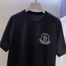 Mon~胸前大logo印花~袖臂毛毡徽标短袖T恤 2026春夏新品 一件能彰显品味的圆领T,从 logo 设计到面料选择 Mon~胸前大logo印花~袖臂毛毡徽标短袖T恤 2026春夏新品 一件能彰显品味的圆领T,从 logo 设计到面料选择
