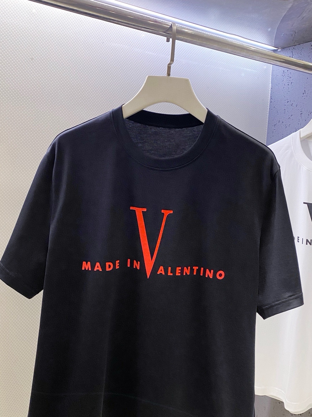 VA~胸前大V字母logo印花短袖T恤 2026春夏新品 把意大利的浪漫与奢华穿进日常，胸前大V logo是低调的身份徽