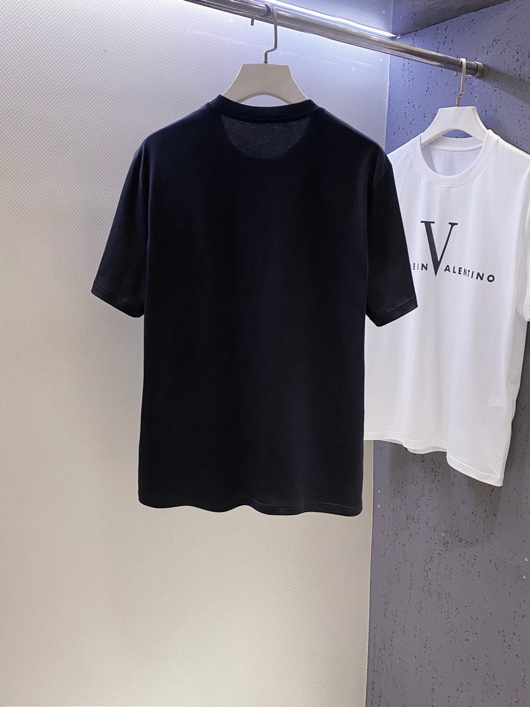 VA~胸前大V字母logo印花短袖T恤 2026春夏新品 把意大利的浪漫与奢华穿进日常，胸前大V logo是低调的身份徽